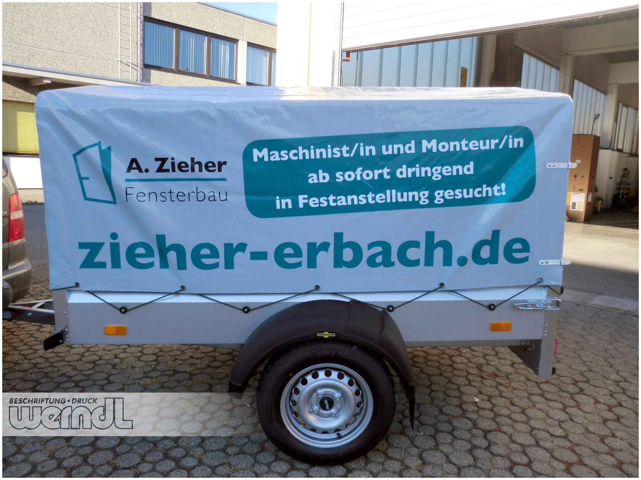 Anhänger mit Planenaufbau