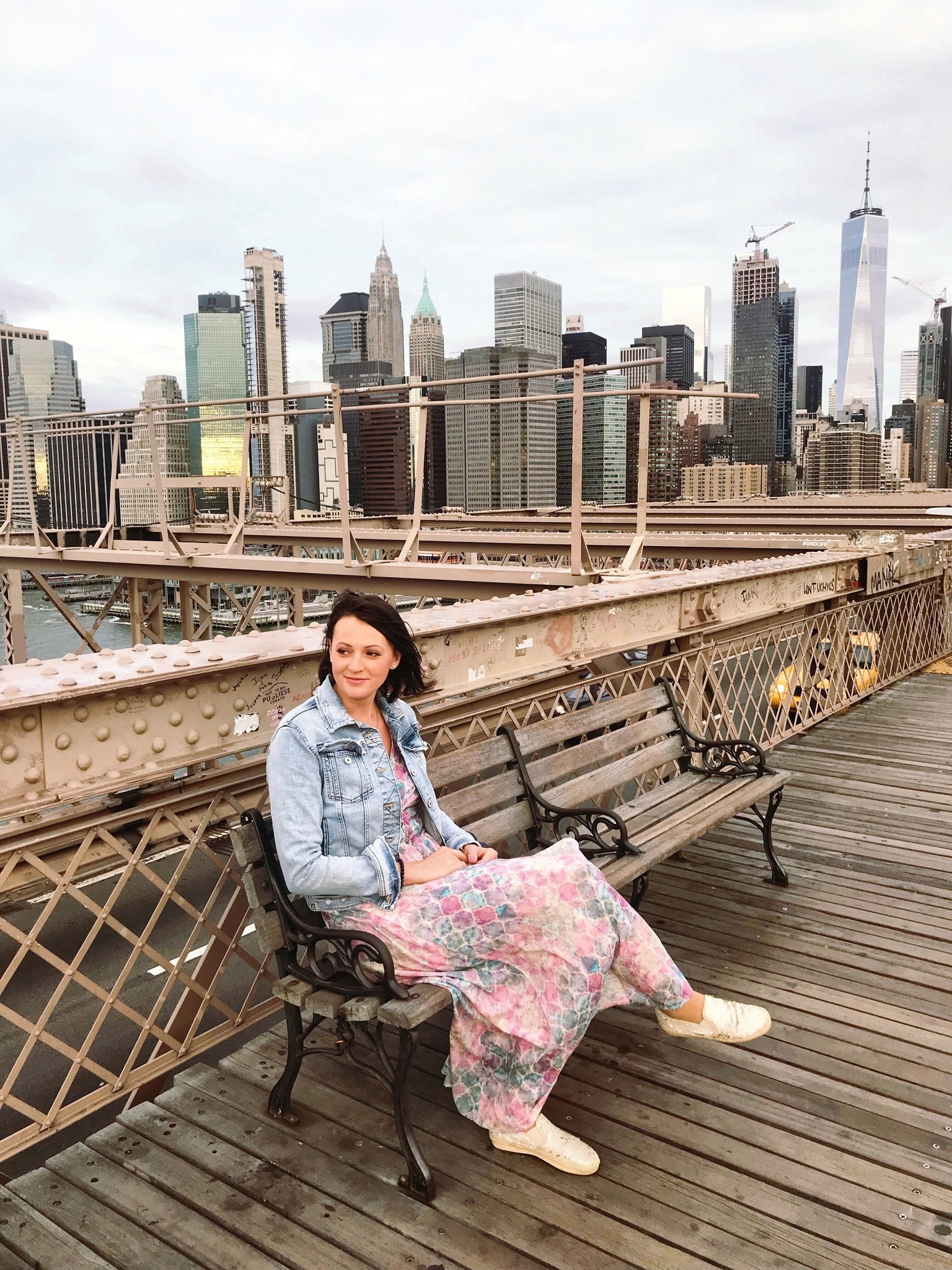 Kurz nach Sonnenaufgang auf der Brooklyn Bridge. 