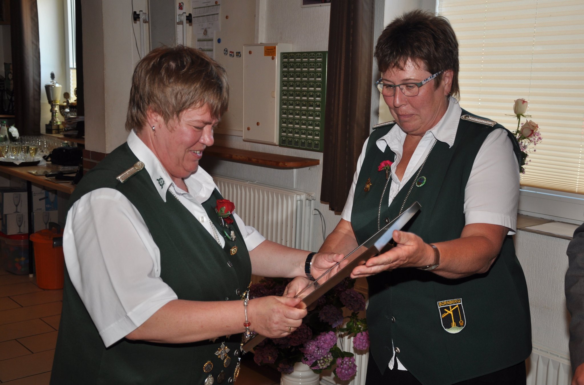 Übergabe der Urkunde von Doris Gehrmann an Anja Pick