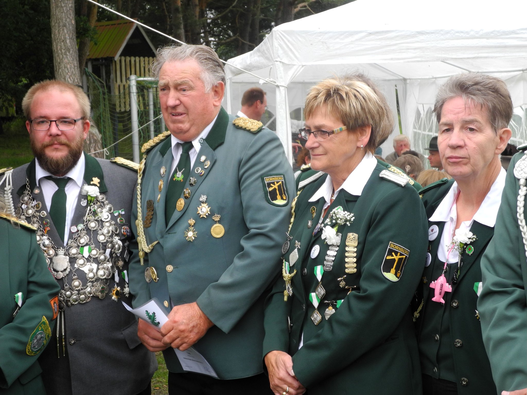 Vorstand, Antragstellerin und Geehrter lauschen der Laudatio  Foto: Bauer