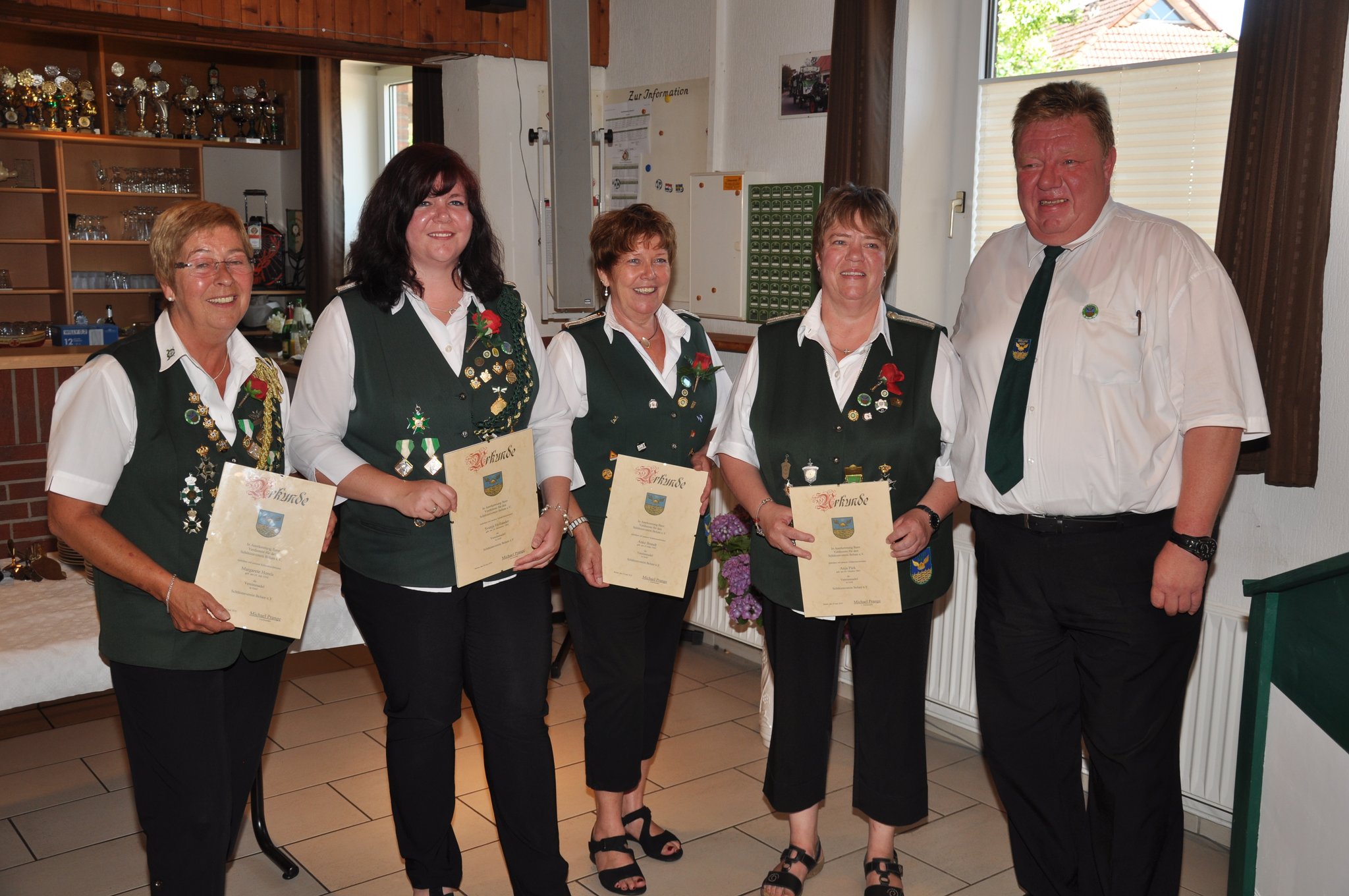 Die 4 geehrten Belumer Damen die die goldene Vereinsnadel + Urkunde von SV Belum bekommen haben.