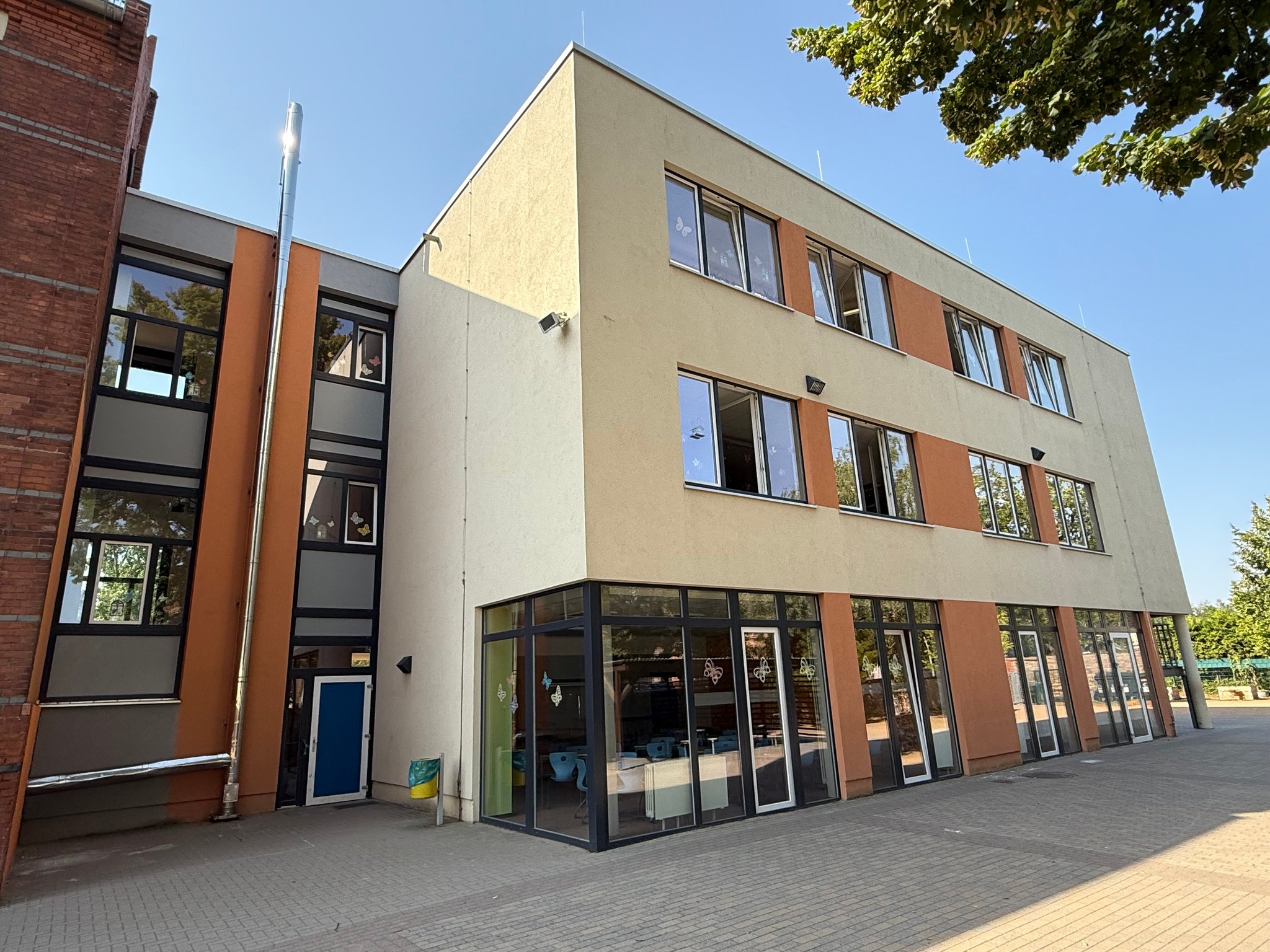 Der Neubau von der Schulhofseite