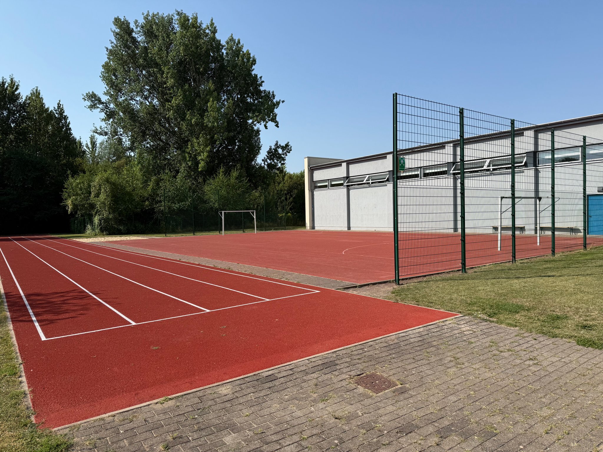 Der Sportplatz mit Laufbahn und Weitsprunggrube