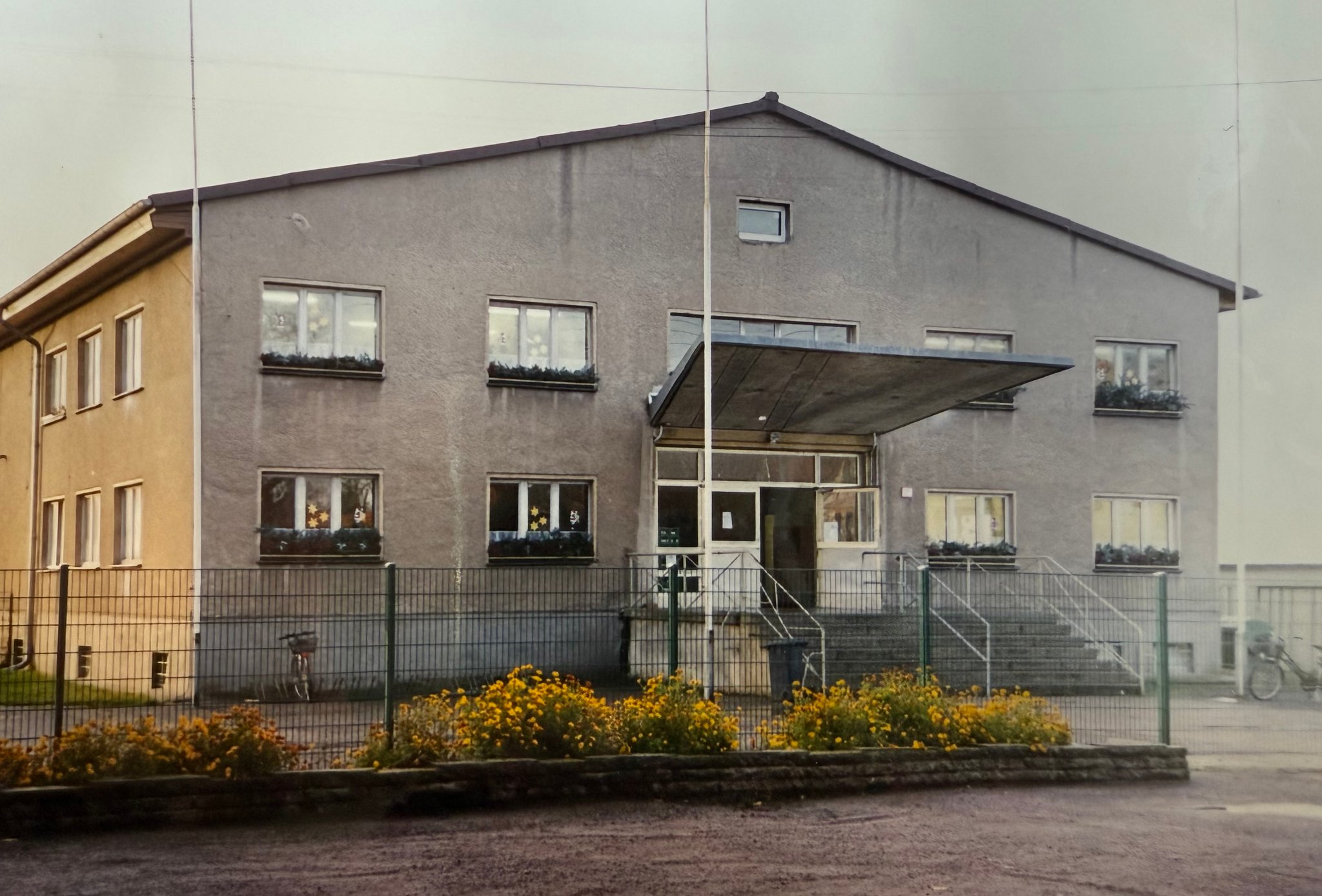 Die alte Mehrzweckhalle von außen...