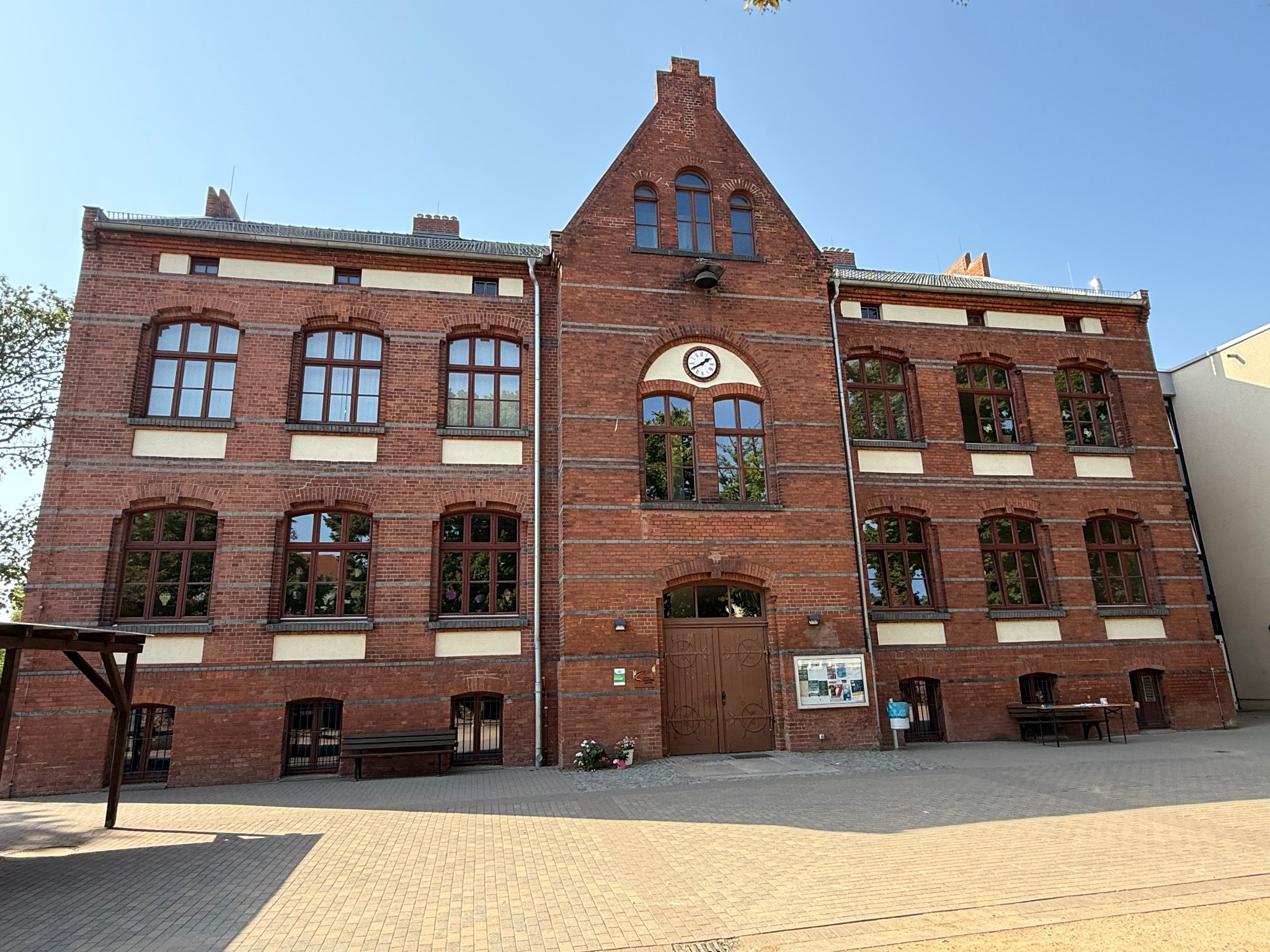 Der Altbau von der Schulhofseite