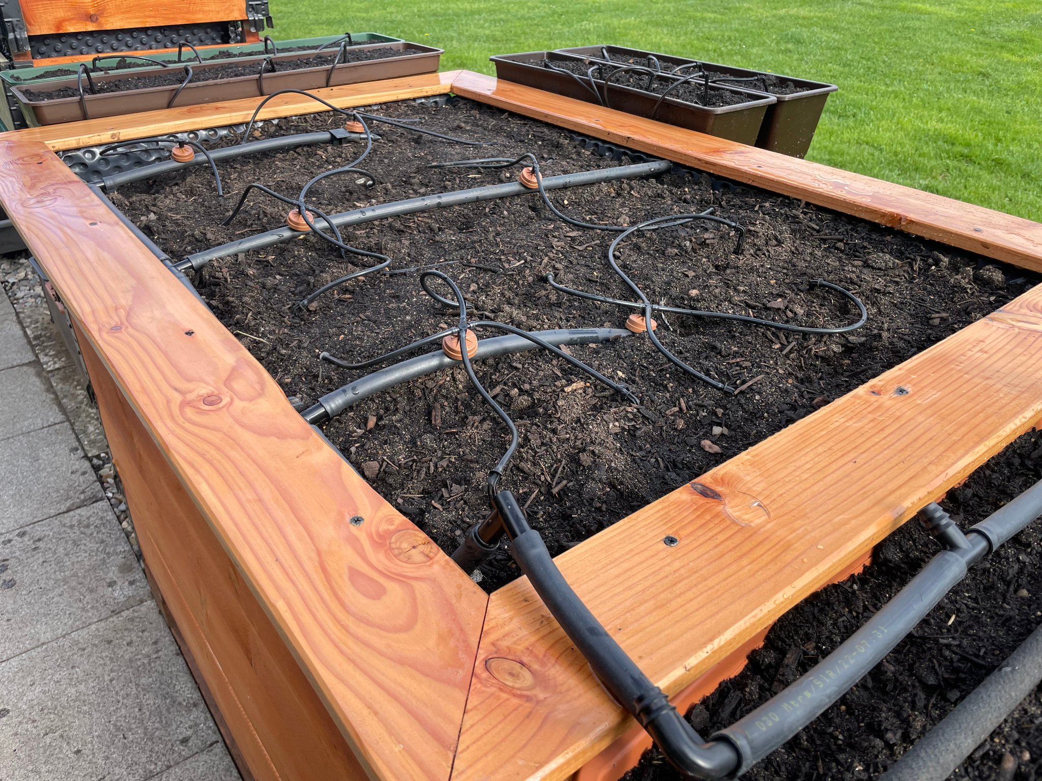 Ablage "Premium" wird hier Vor Ort gebaut. Die Douglasie wurde in diesem Fall Grundiert und mit Bootslack geschützt.