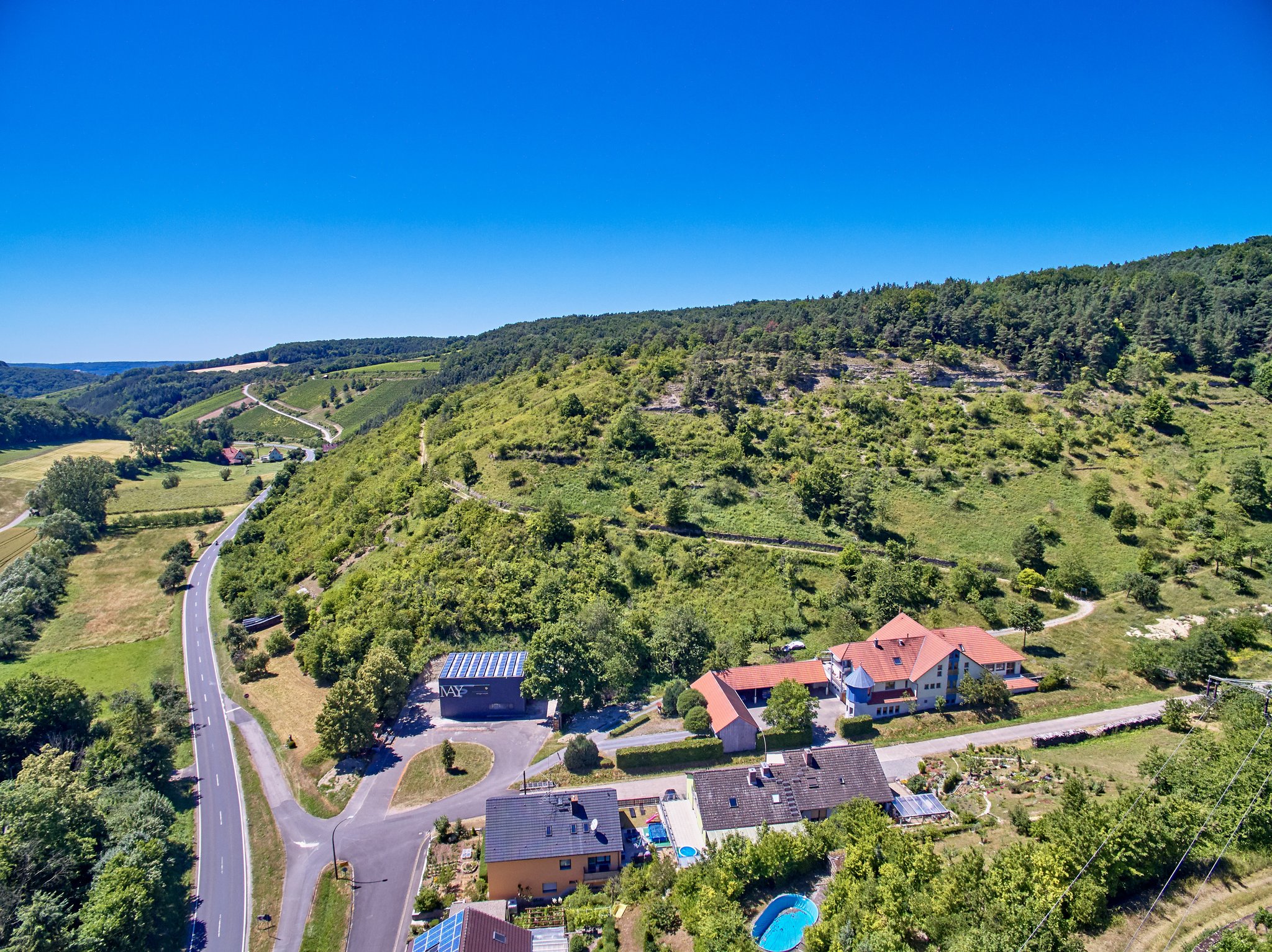 Das Weingut May aus der Luftperspektive. © Weingut May