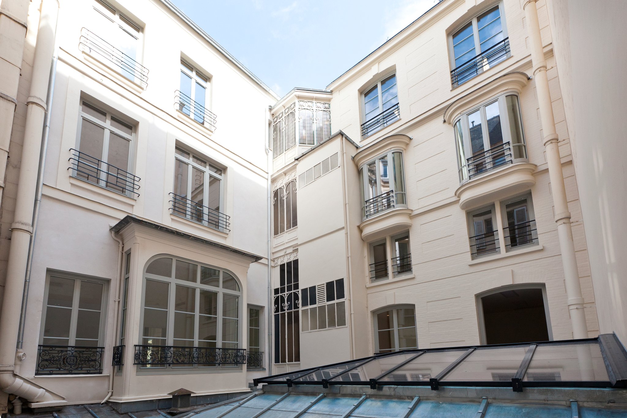 Cour intérieure avec verrière, rue de la Bienfaisance Paris