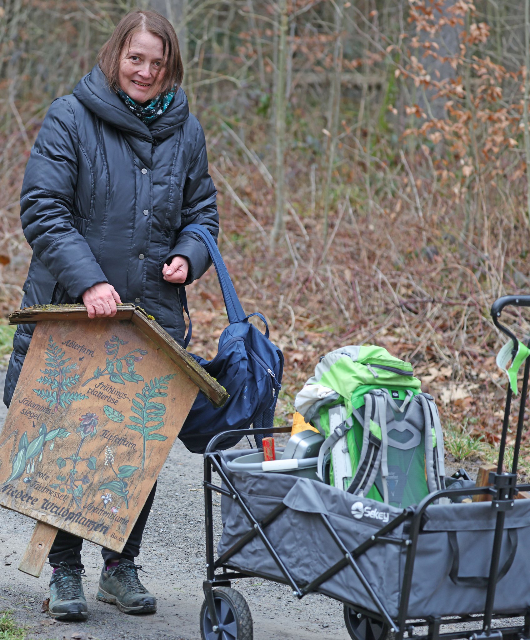 16.1.25 Susann zeigt eines der alten Schilder vom Maler Burkhardt