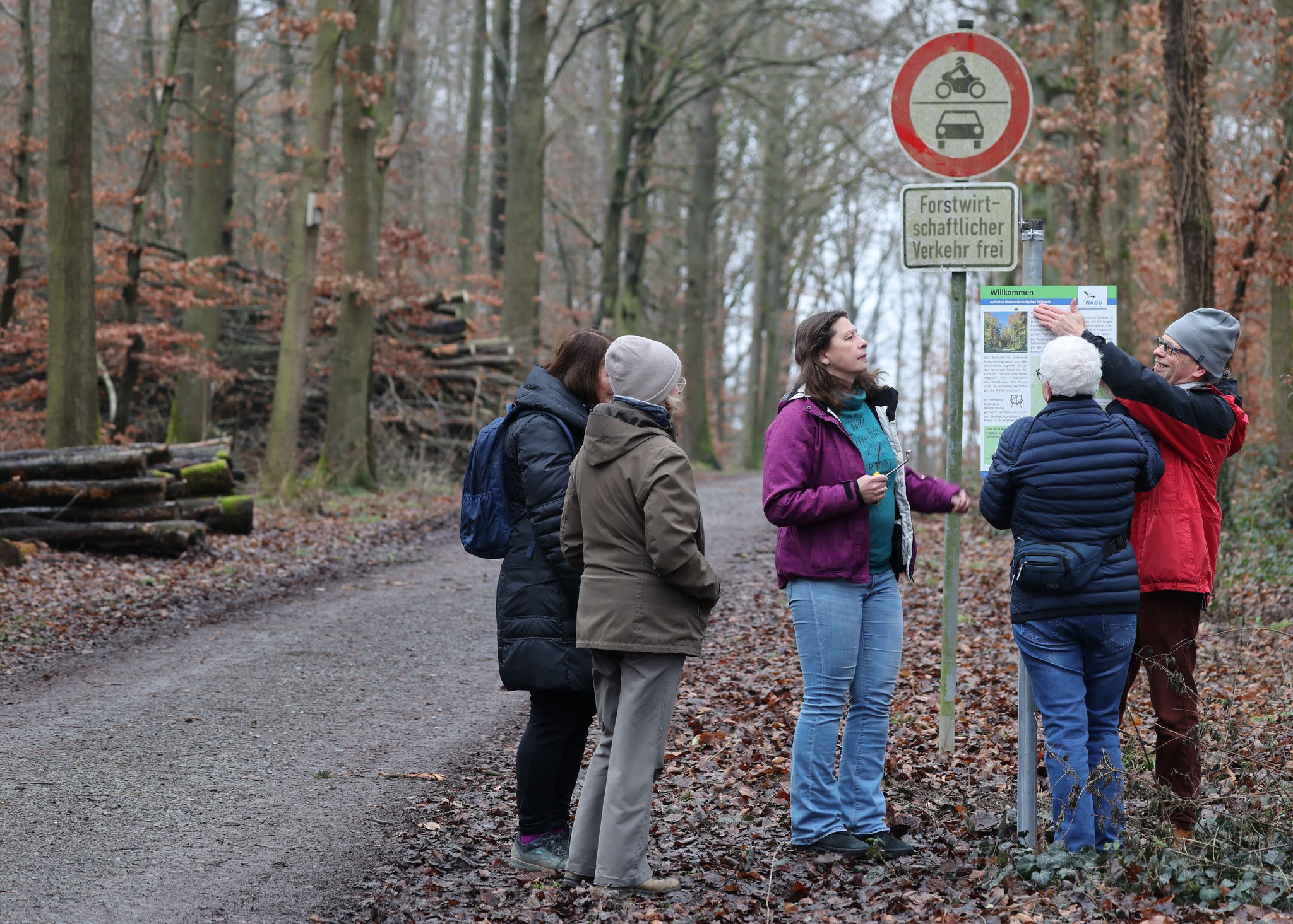 16.1.25 Montage der neuen Tafeln im Zeilwald