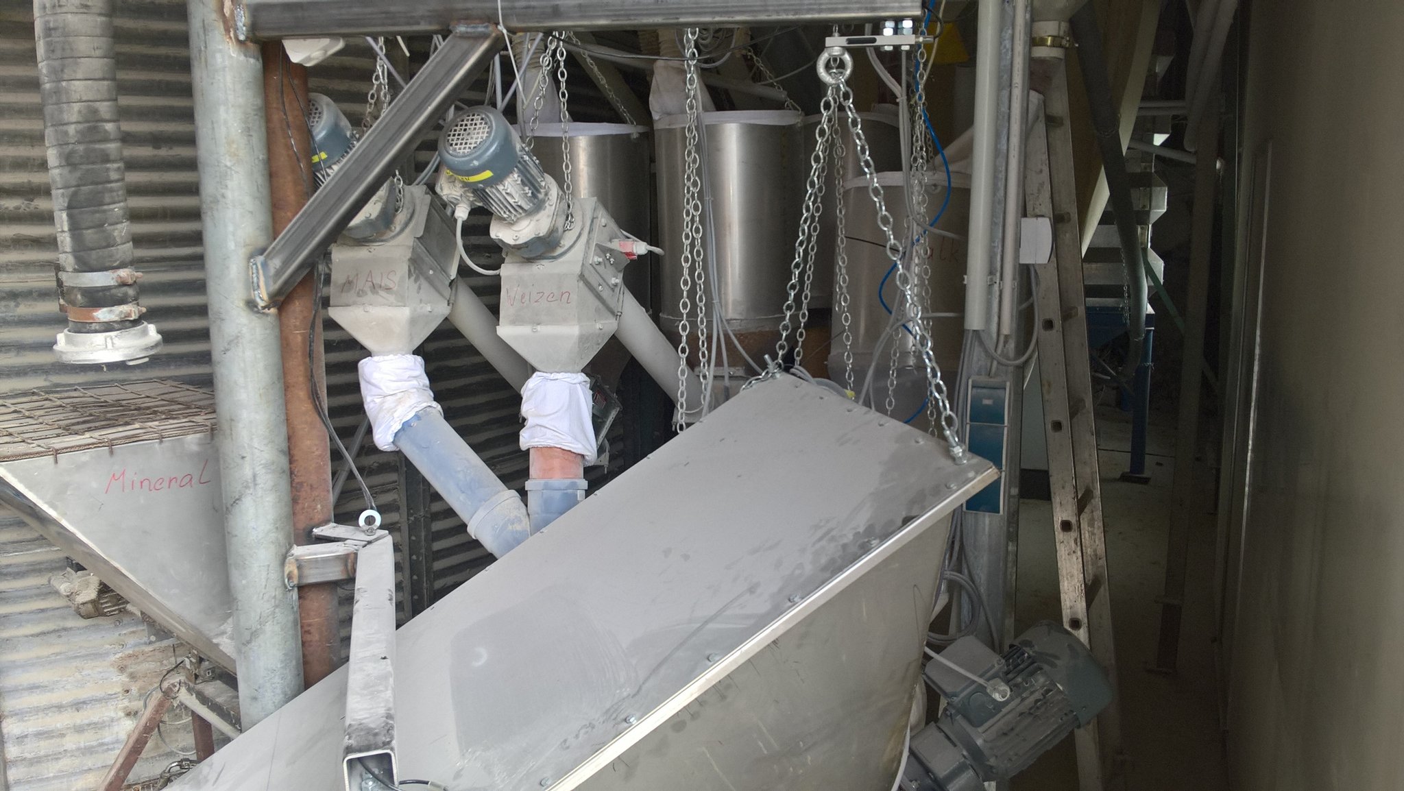 Futtermischer für die verschiedenen Futterkomponenten.