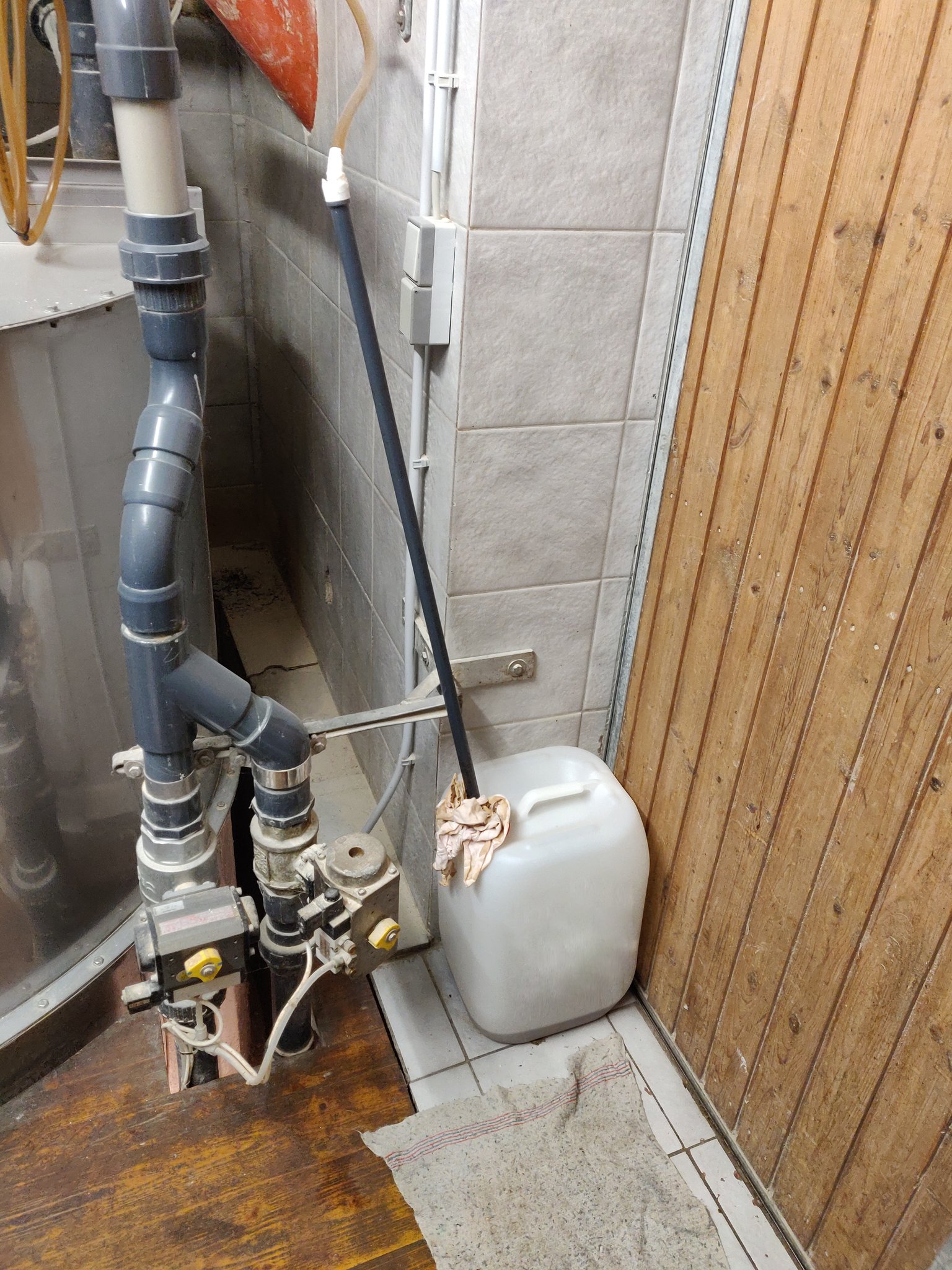 Hier wird KE-agrar von der Dosierpunpe angesaugt.