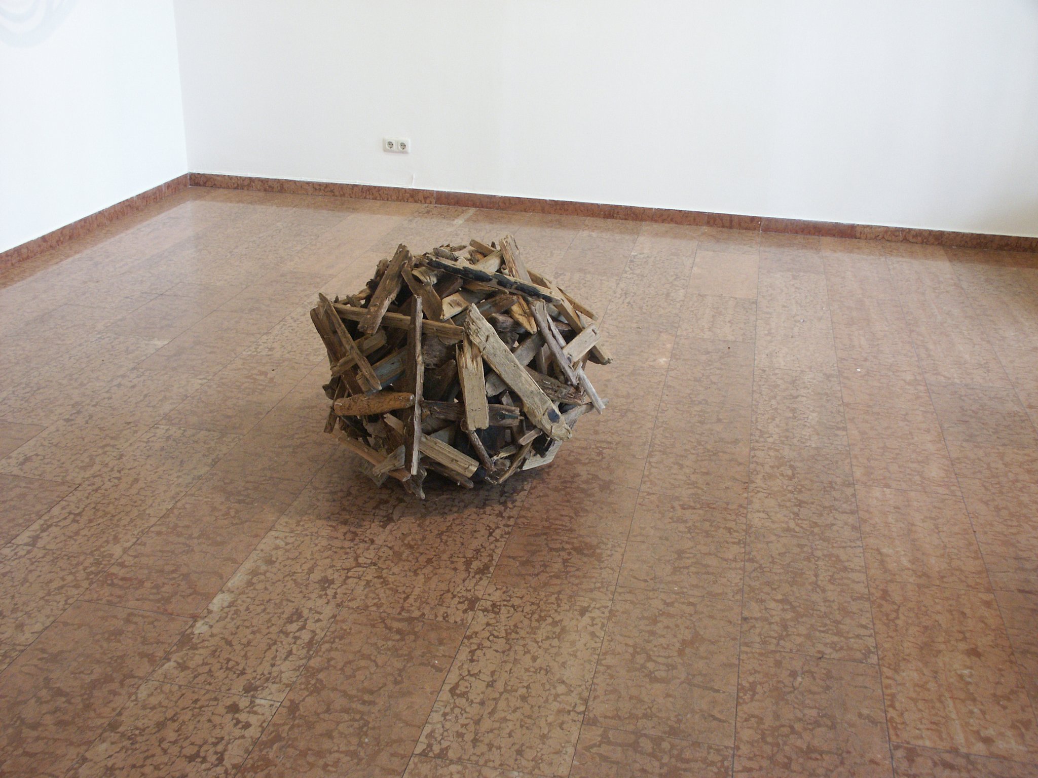 Holzkugel (genäht, vom Kater geplättet), Kraftobjekte Wolfgang Wallner Hall in Tirol