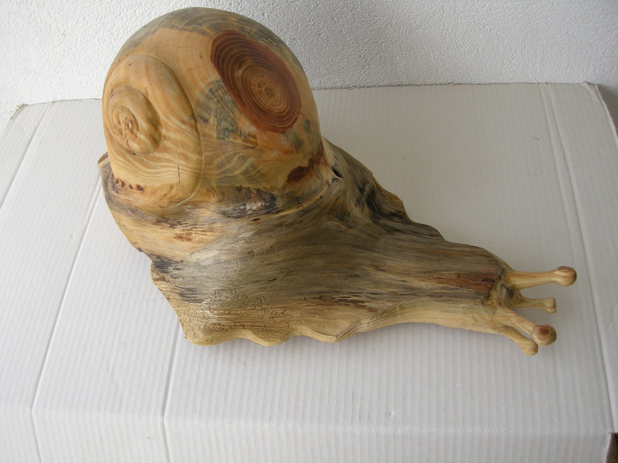 Weinbergschnecke Holzskulptur