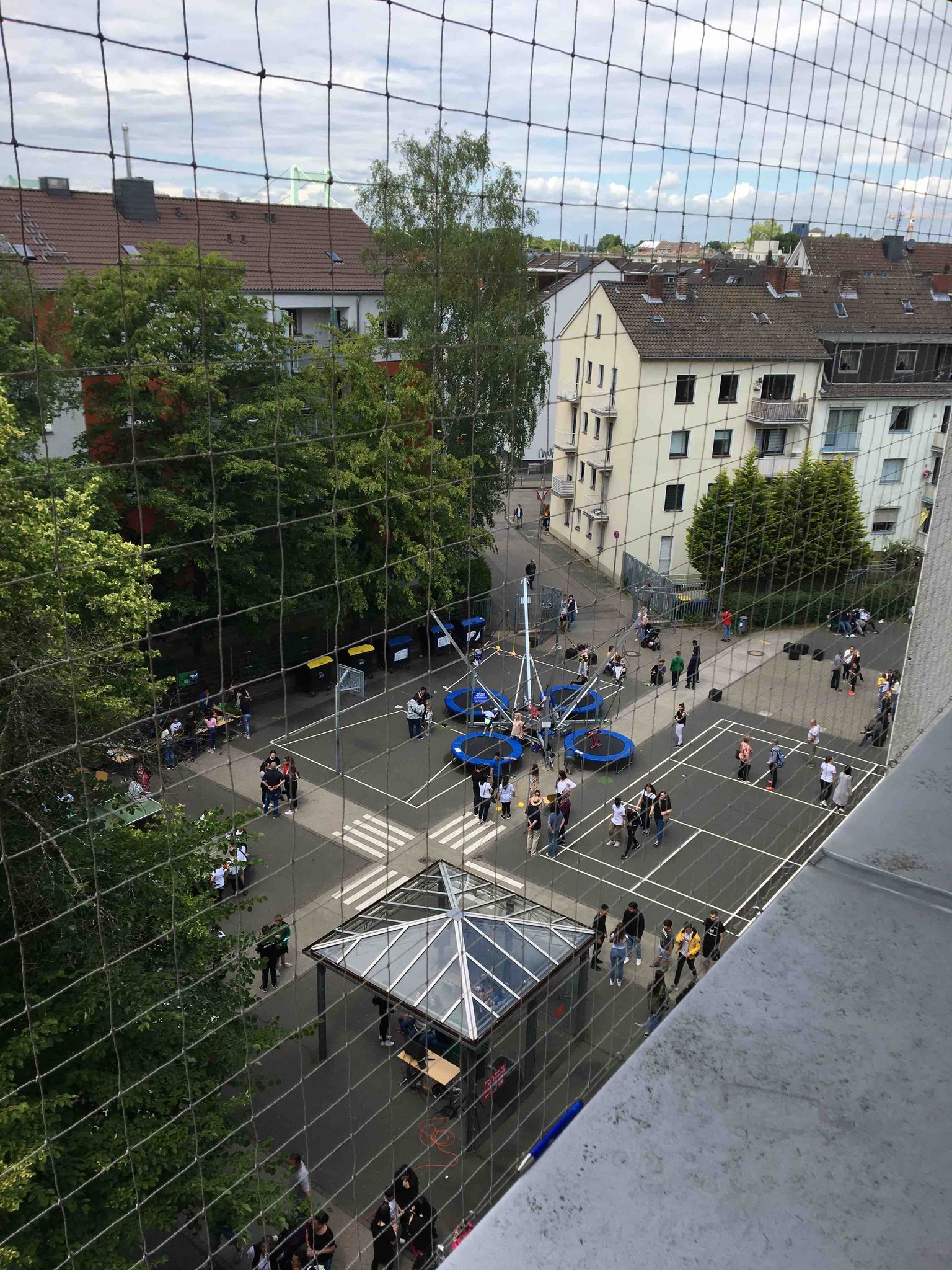 Schulhof von Oben (Sommerfest)