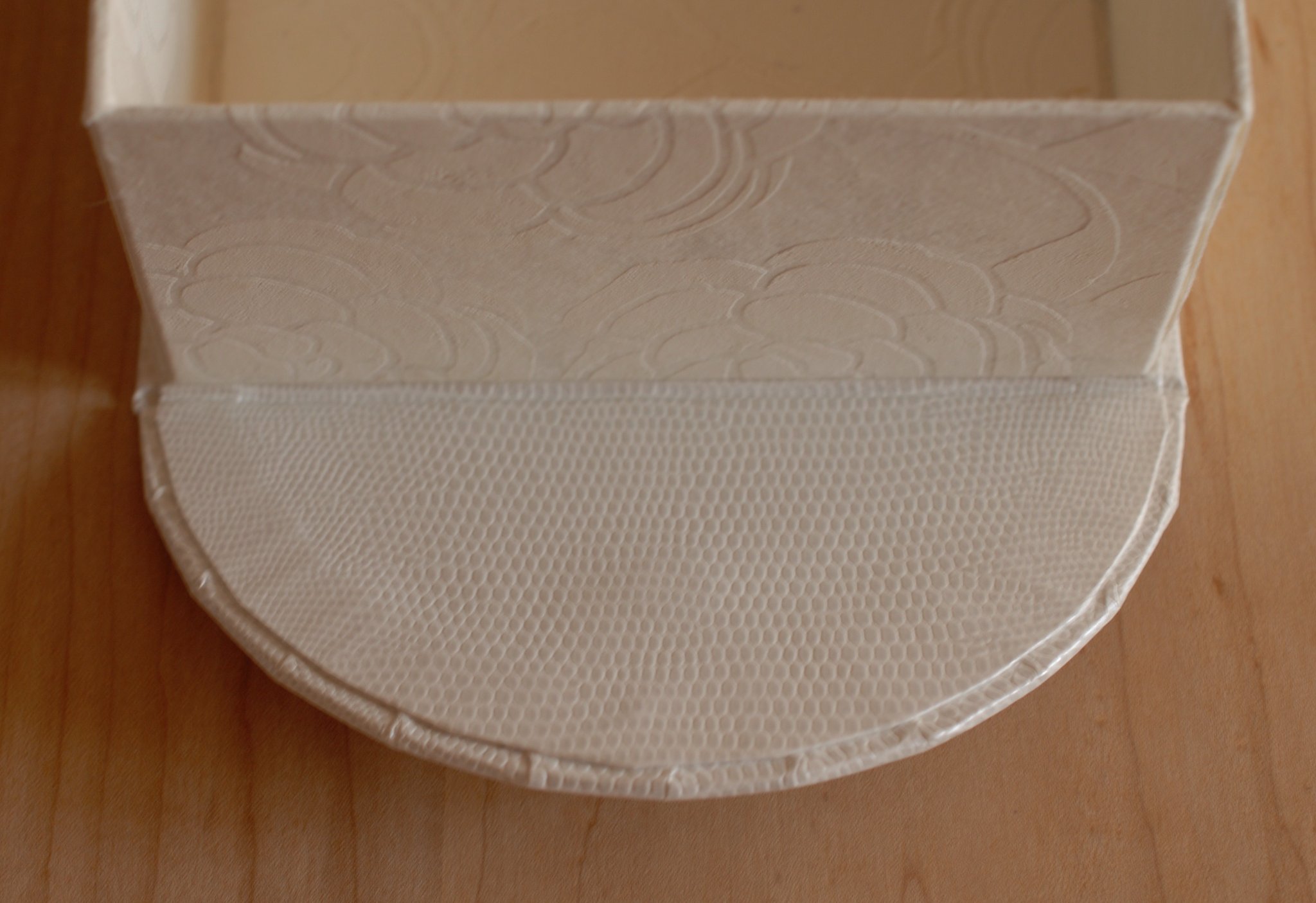 Boxes with curved magnetic edges, Fleur*Fleur*