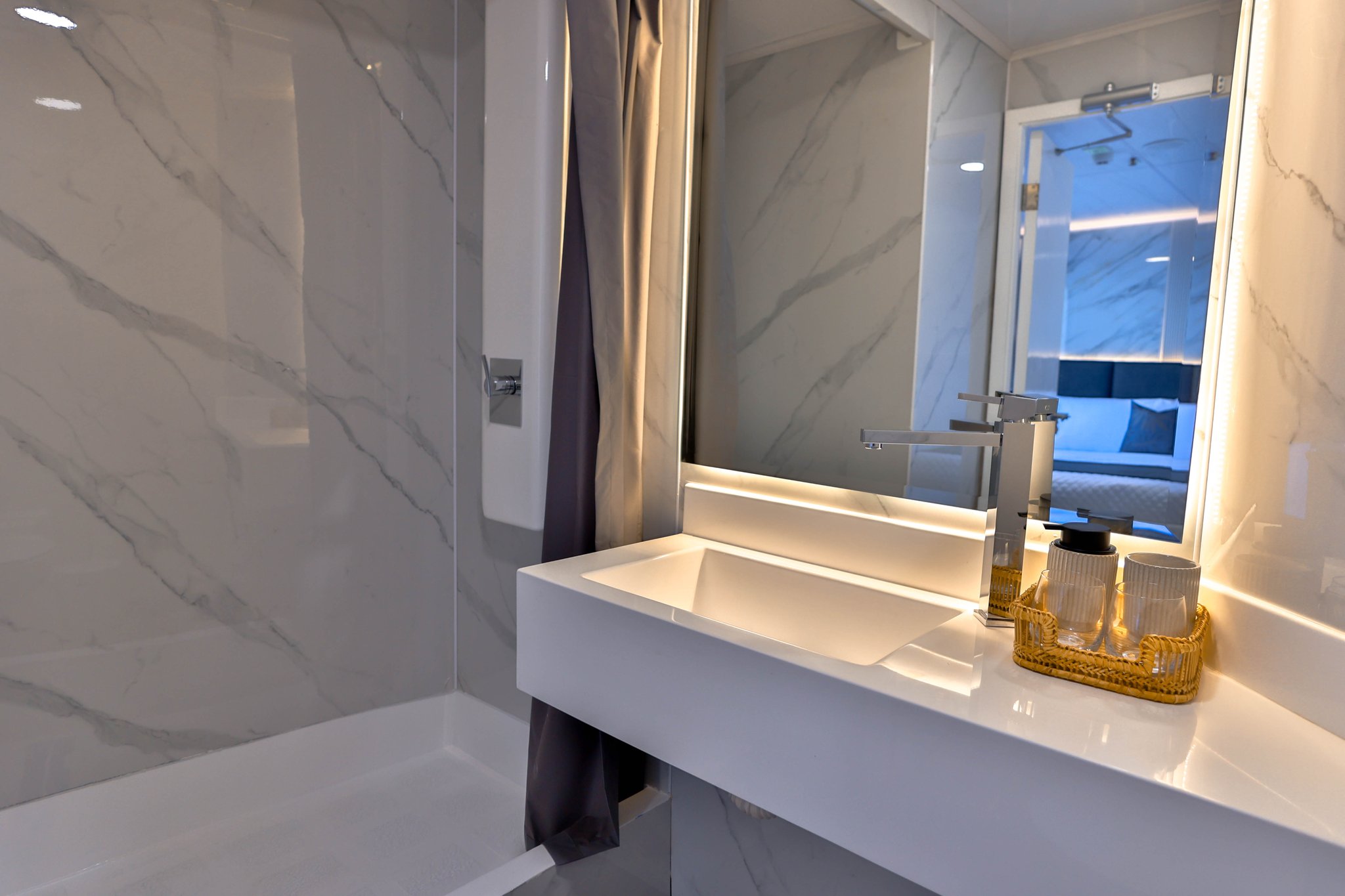 Bathroom of a cabin of the boat Galaxy Diver II - Galapagos Shark Diving