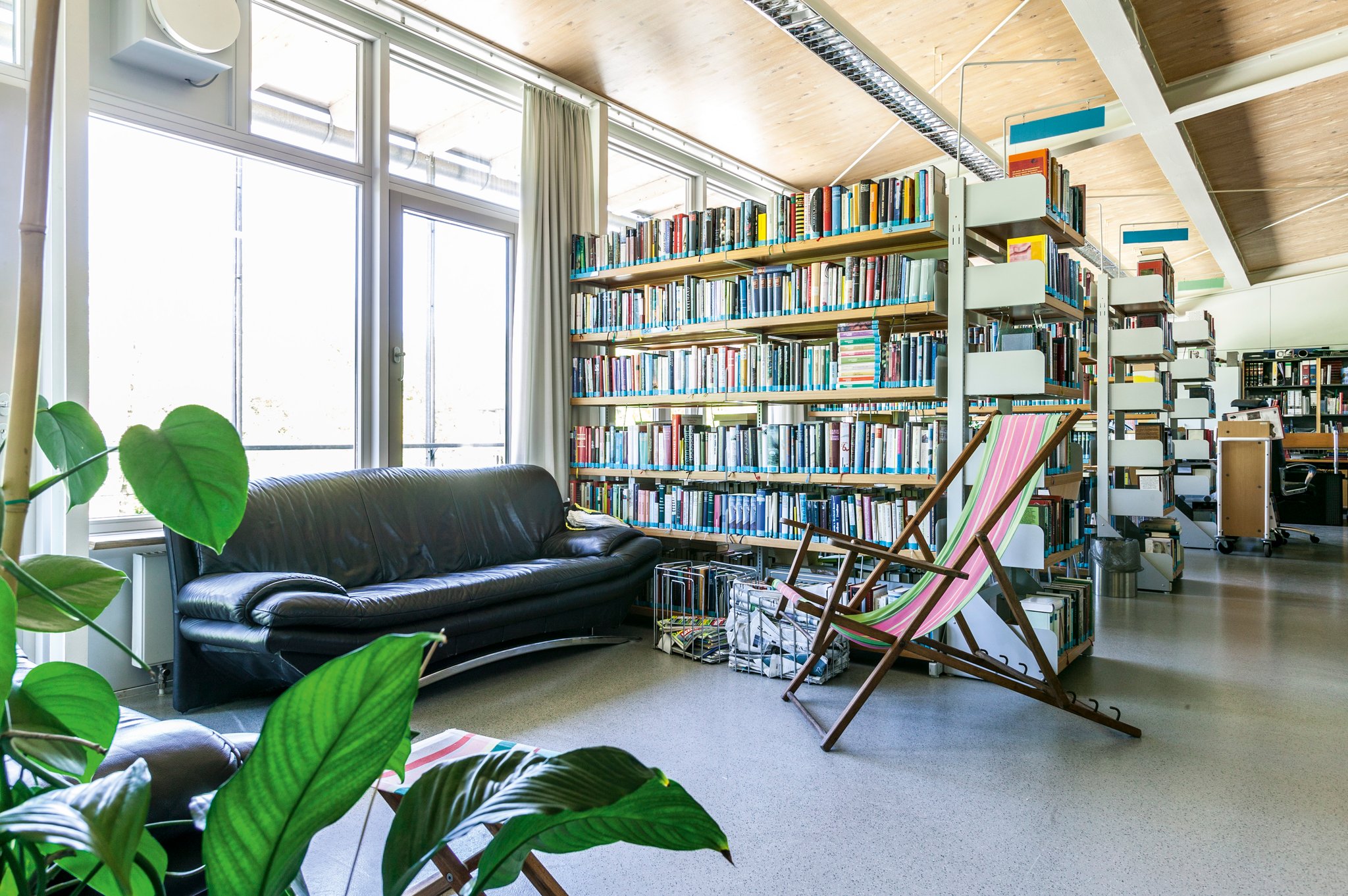 Gemütliche Leseecke unserer schuleigenen Bibliothek