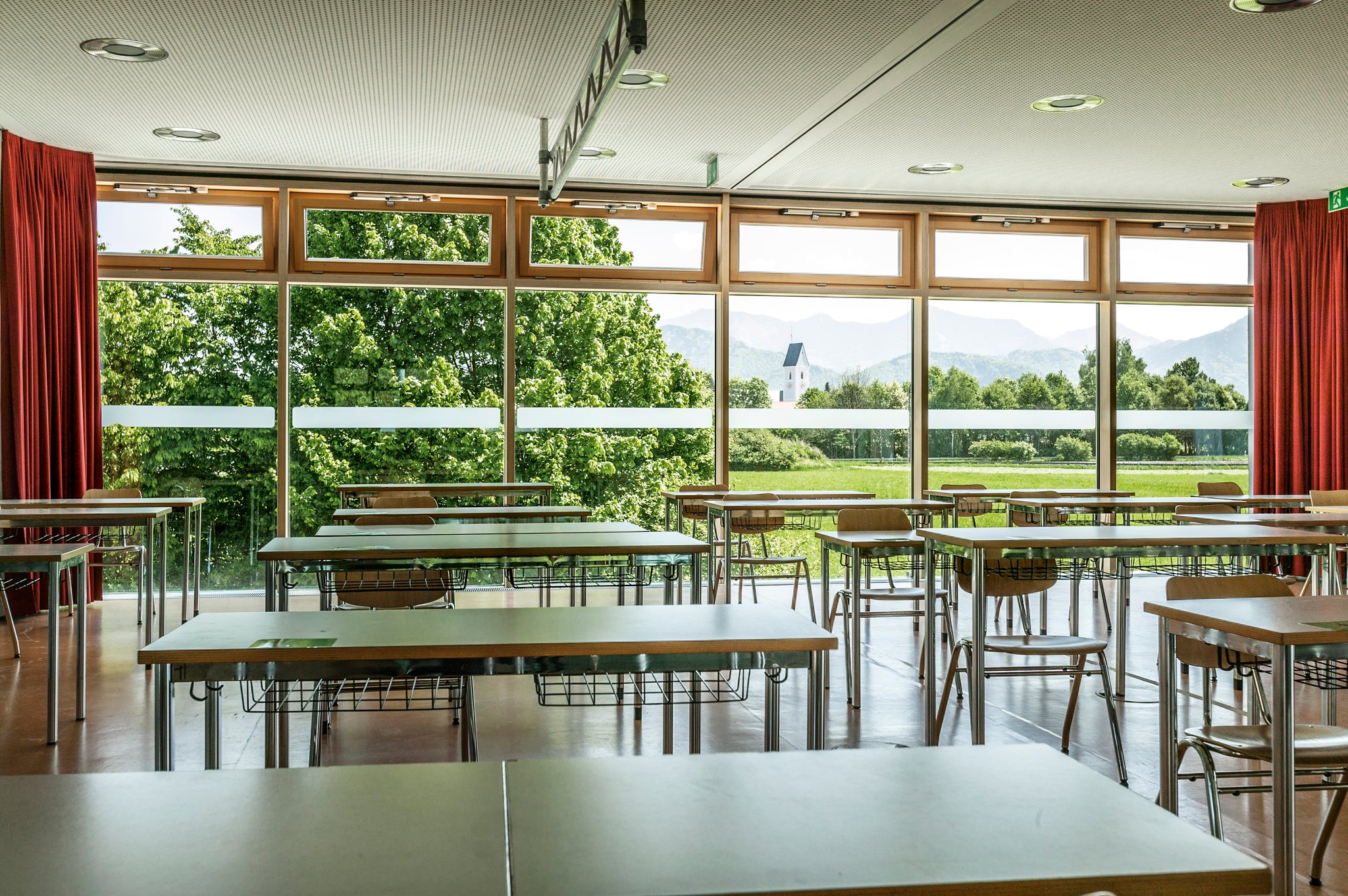 Großzügiger Speisesaal unserer Mensa mit Blick auf die Voralpen
