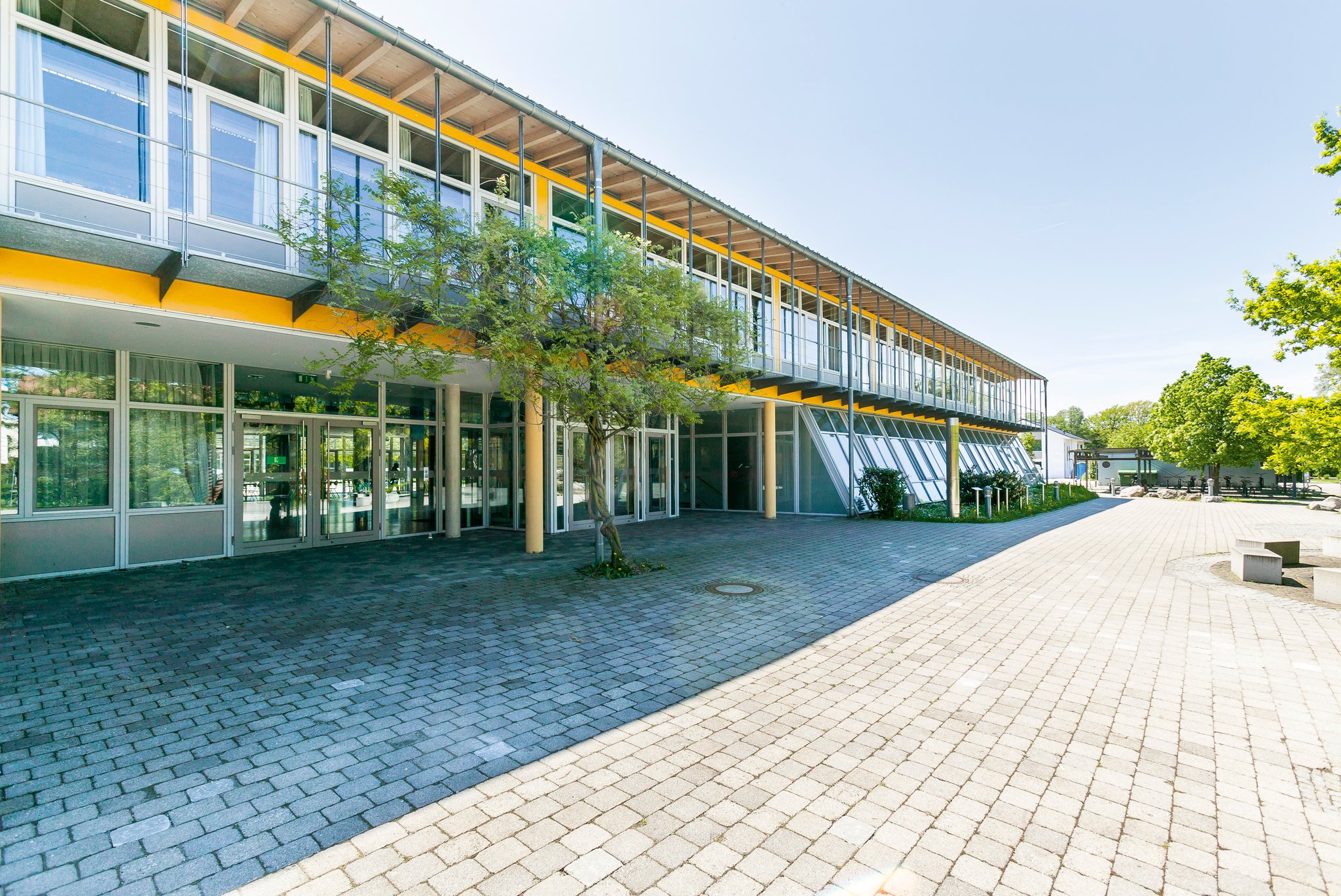 Haupteingang unseres Schulgebäudes mit Pausenhof