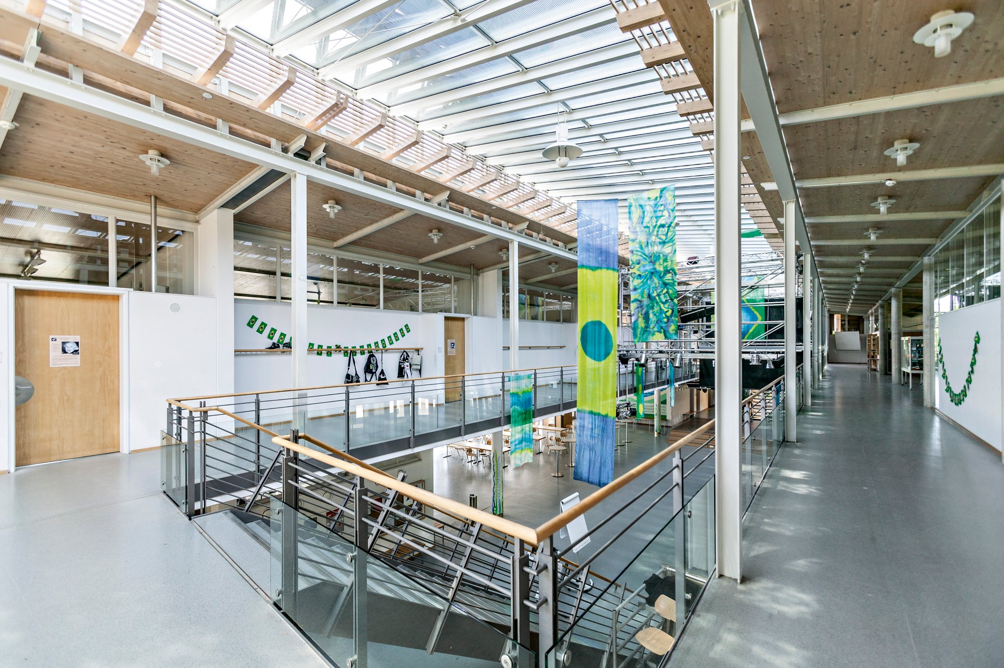 Klassenräume des 1. OG und große Aula mit Bühne im EG