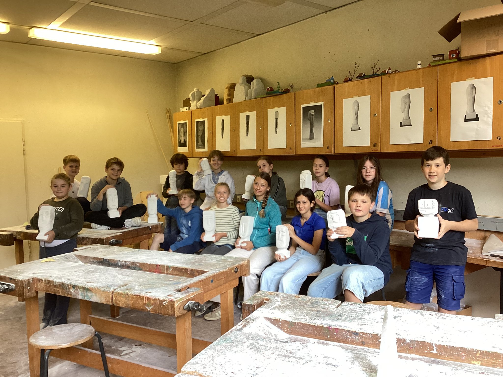 Inspiration Modigliani: 14 Schüler des 5./6. Jahrgangs schufen in drei Tagen beherzt ausdrucksstarke Skulpturenköpfe aus Ytong. Viel Staub, viel Spaß und stolze Präsentation der kreativen Werke.