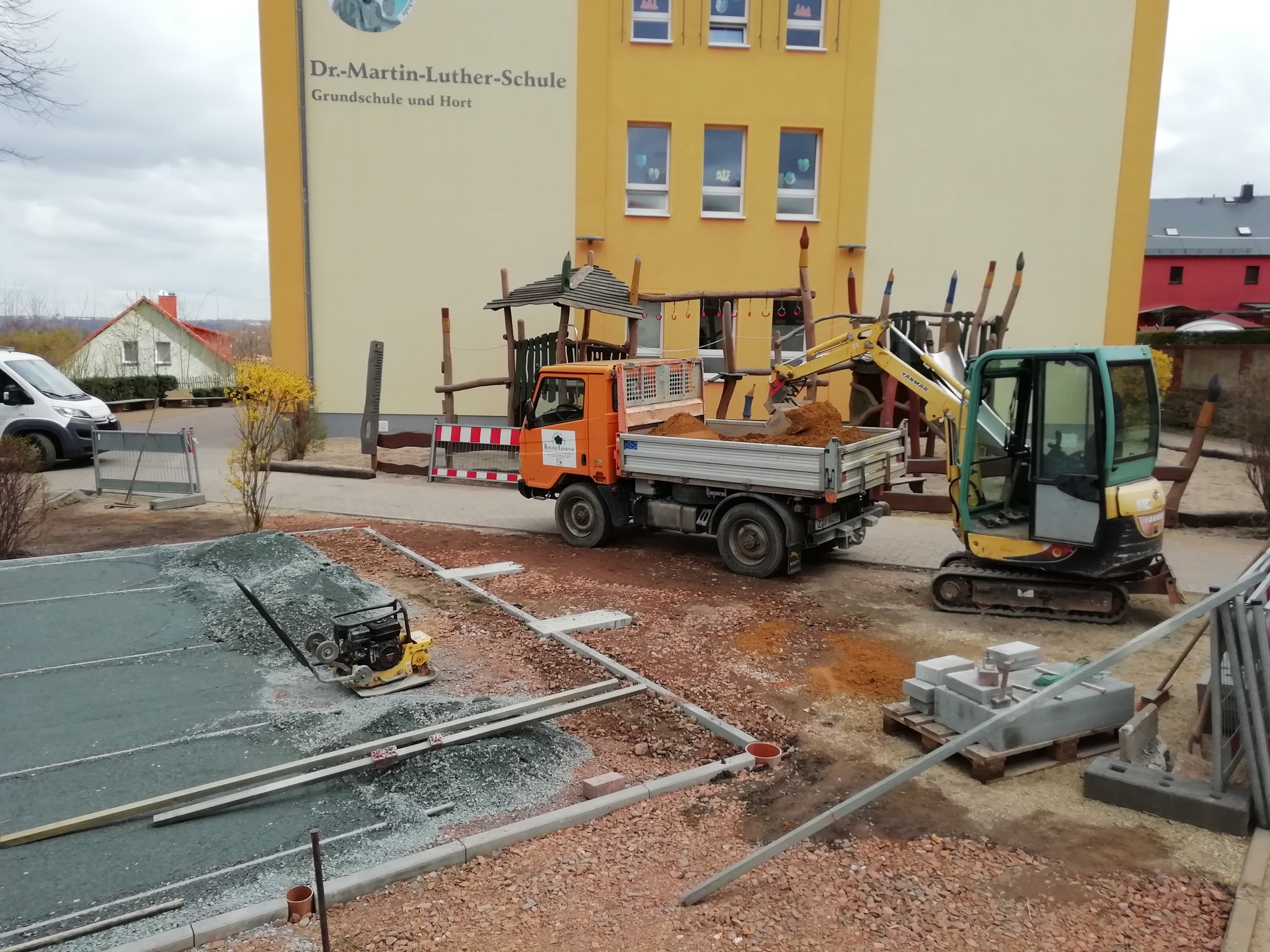 4.4.23 - Die letzten Bodenarbeiten laufen.