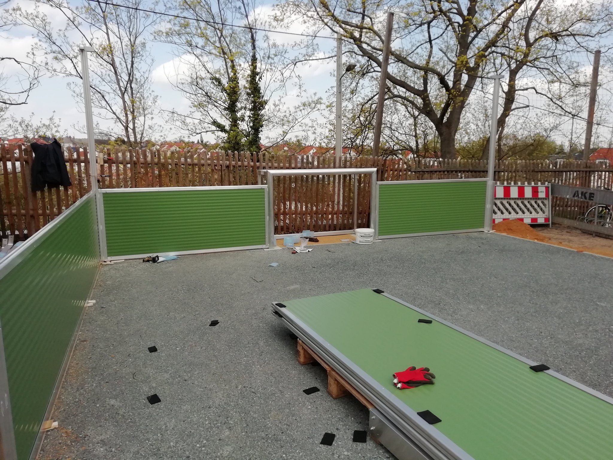 27.4.23 - Die Anlieferung ist erfolgt - erste Teile montiert - Restaufbau am Samstag 29.4.23