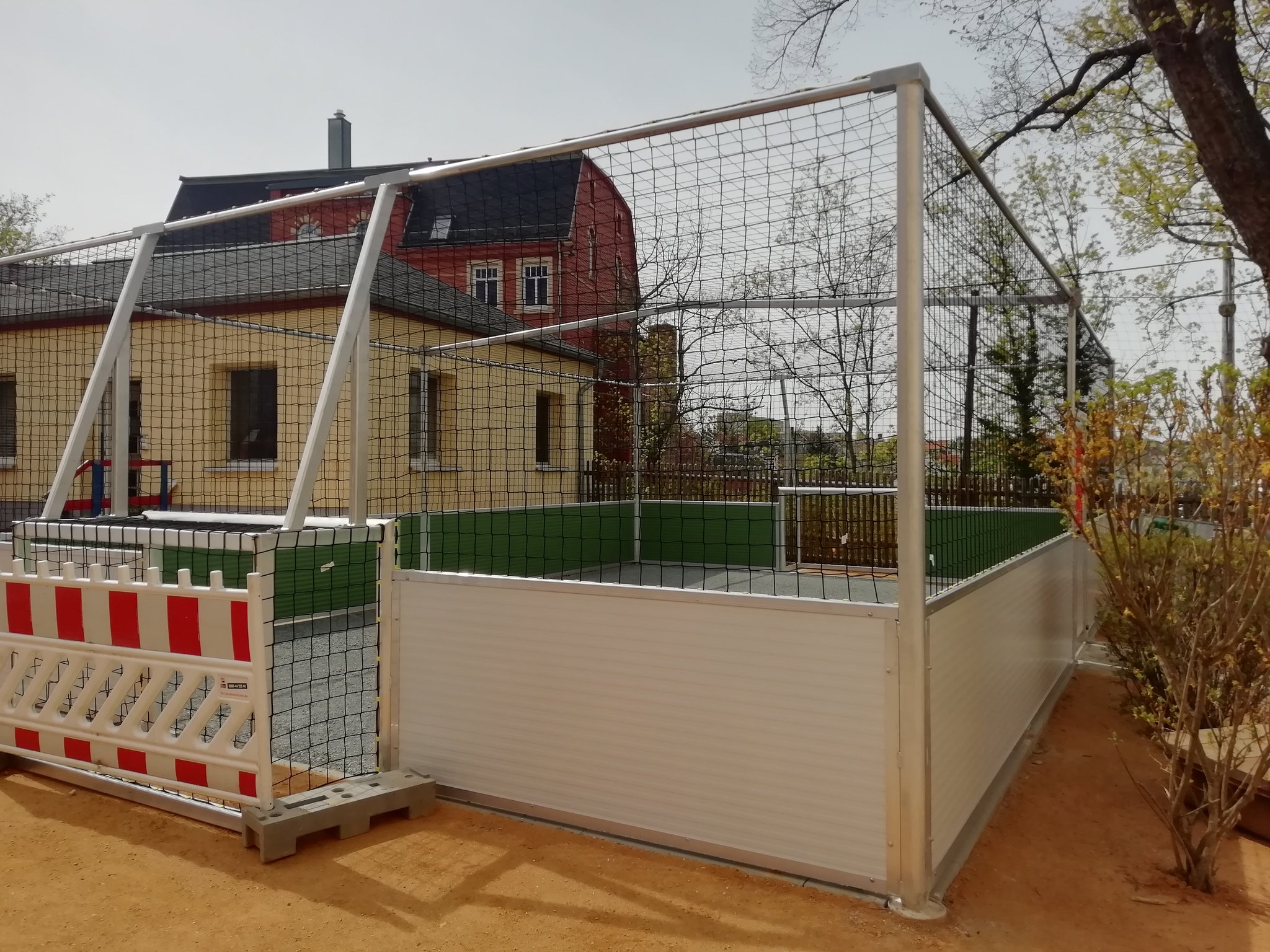 4.5.23 - Der Bolzplatz steht! - Jetzt folgt noch der Kunstrasen, dann kann es endlich losgehen...