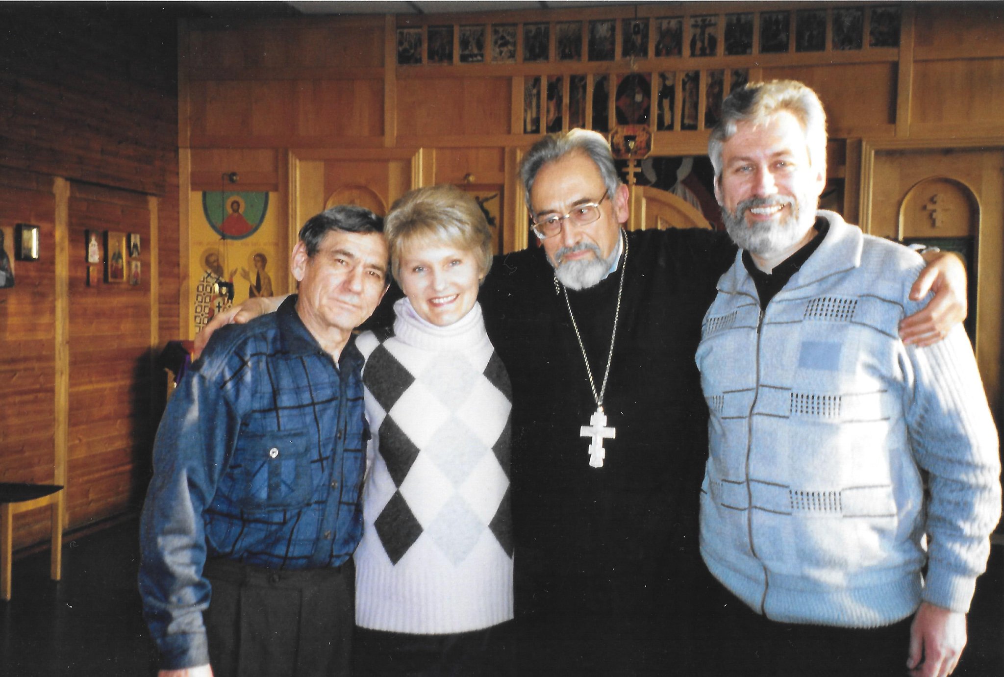 Прихожане вместе с иереем Павлом Зонле, 2005 год