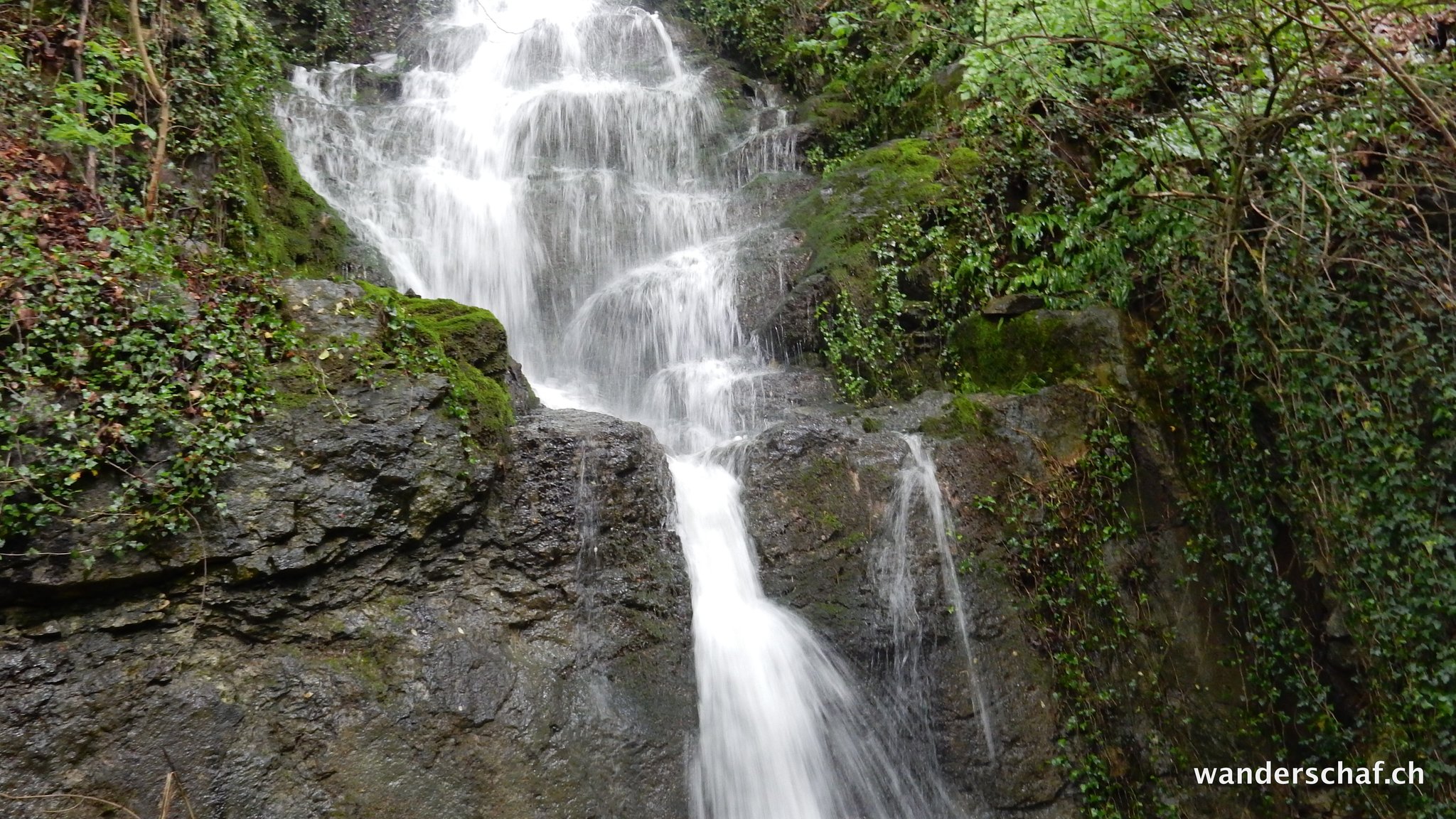 schöner Wasserfall unterwegs von Ennetbürgen zur Nas