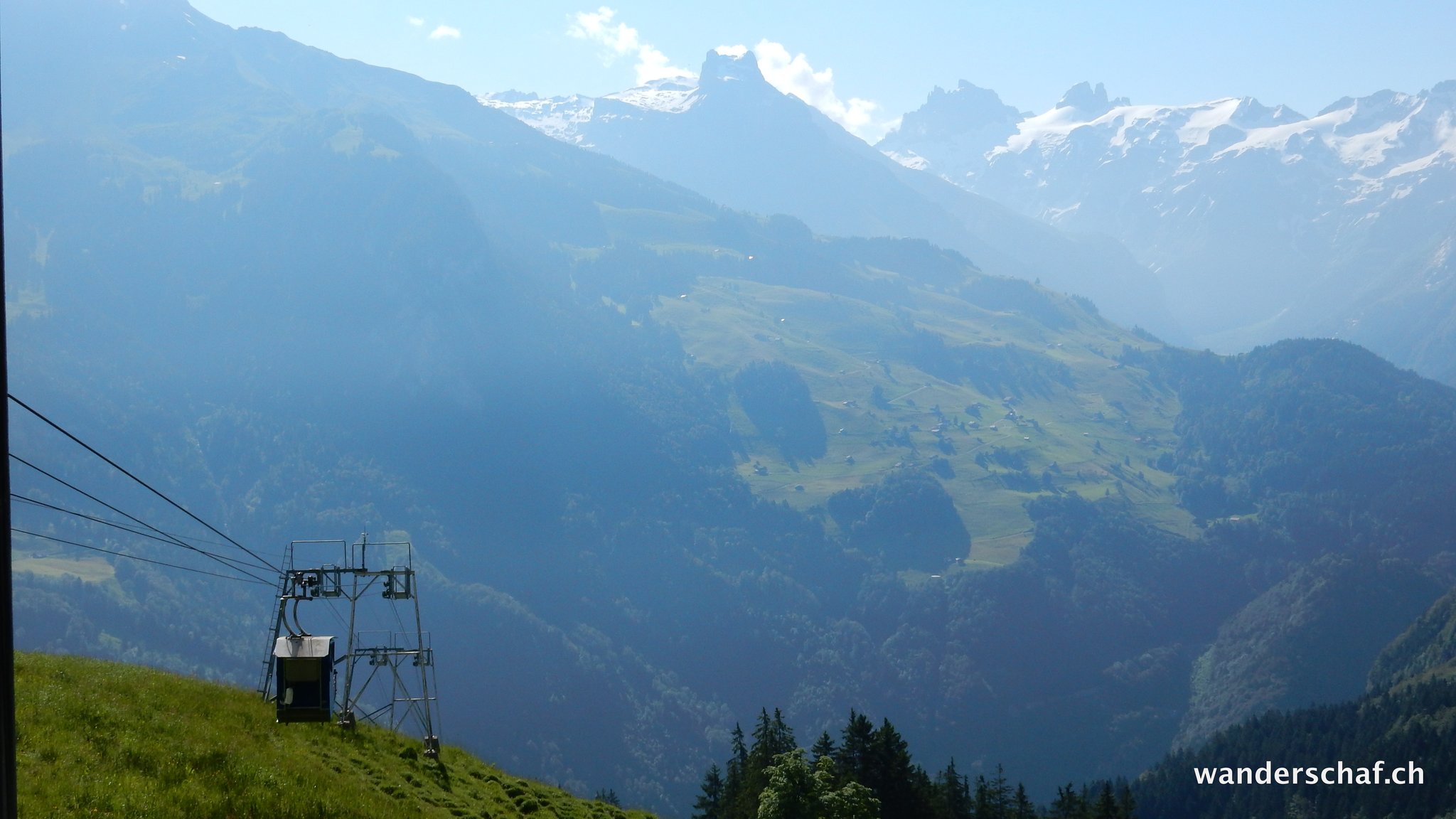 Energiesparender Aufstieg mit dem Rugisbalmbähnli nach Eggen