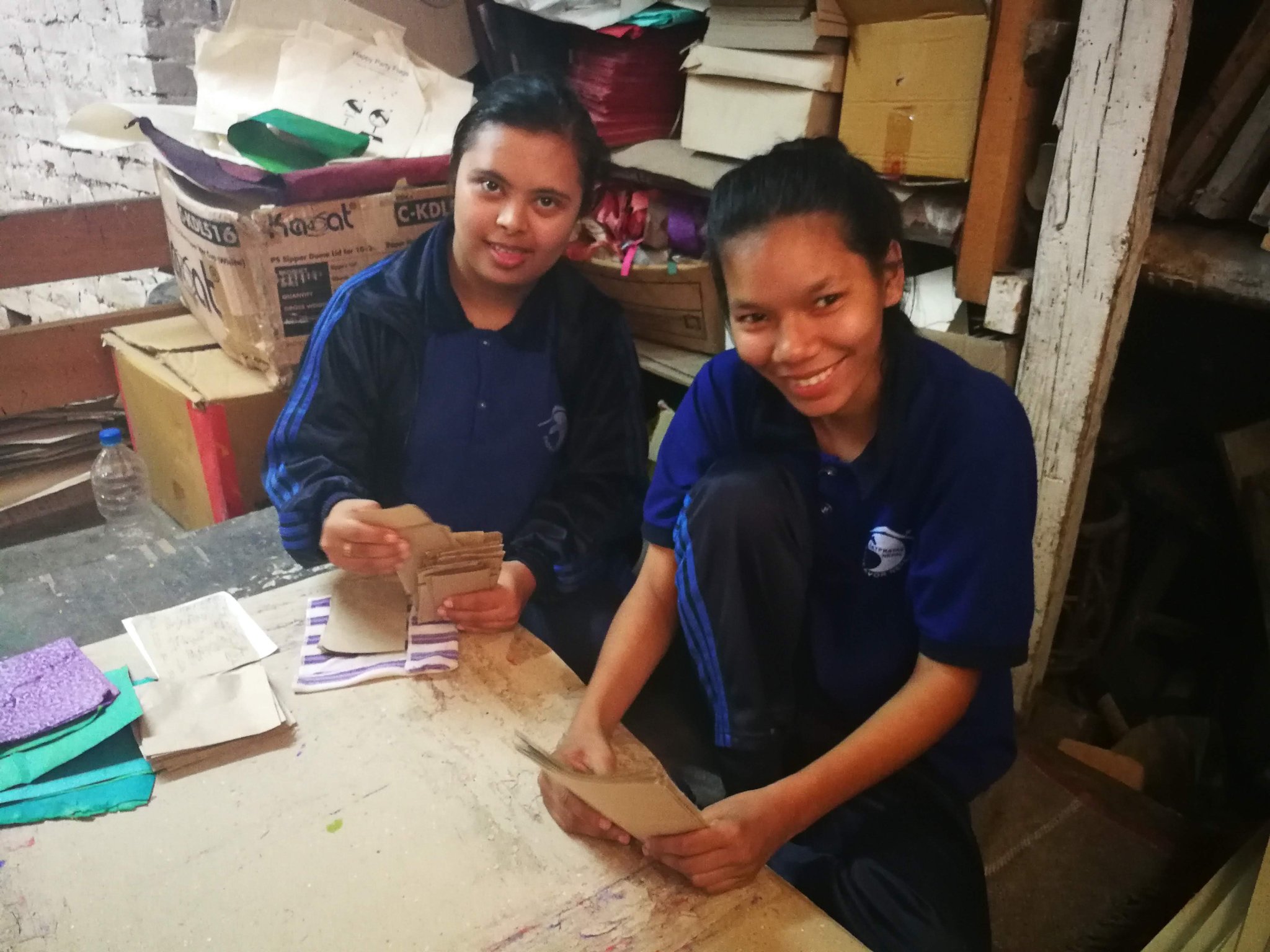 Les participantes au programme d'insertion aussi ravies que leur "master" (ici chez Sanu)