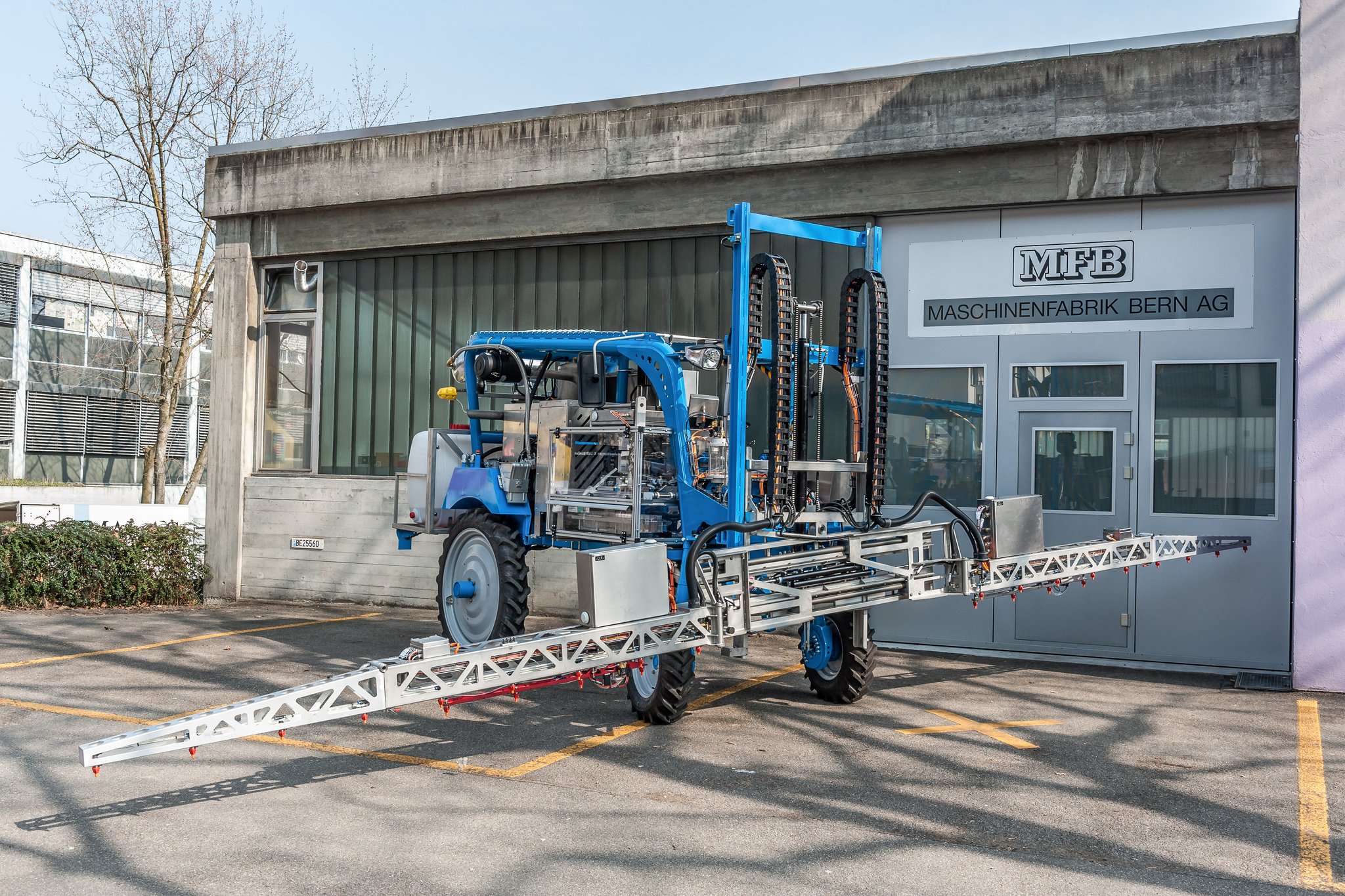 Spray Robot on a equipment carrier