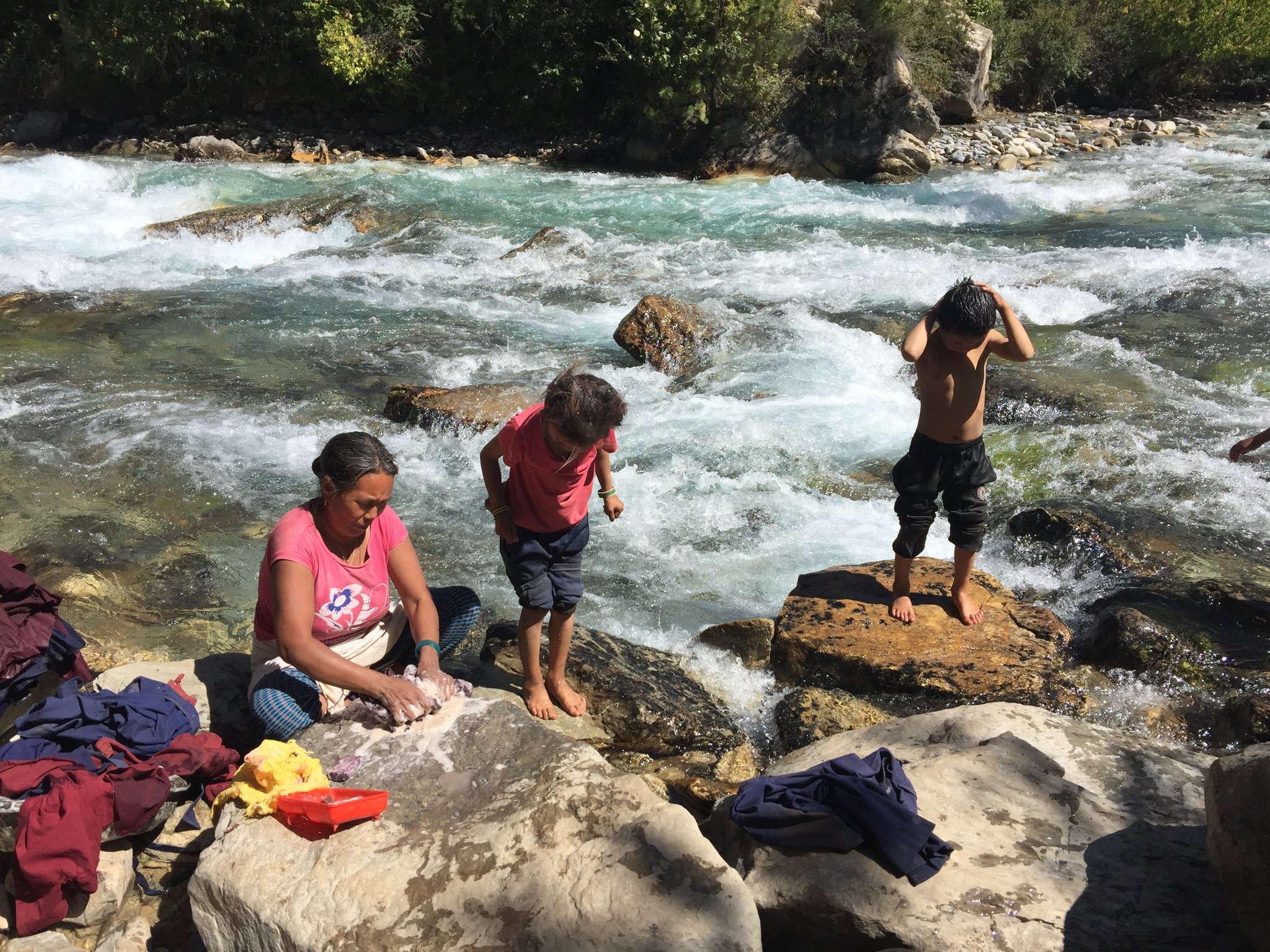 Waschen am Fluss