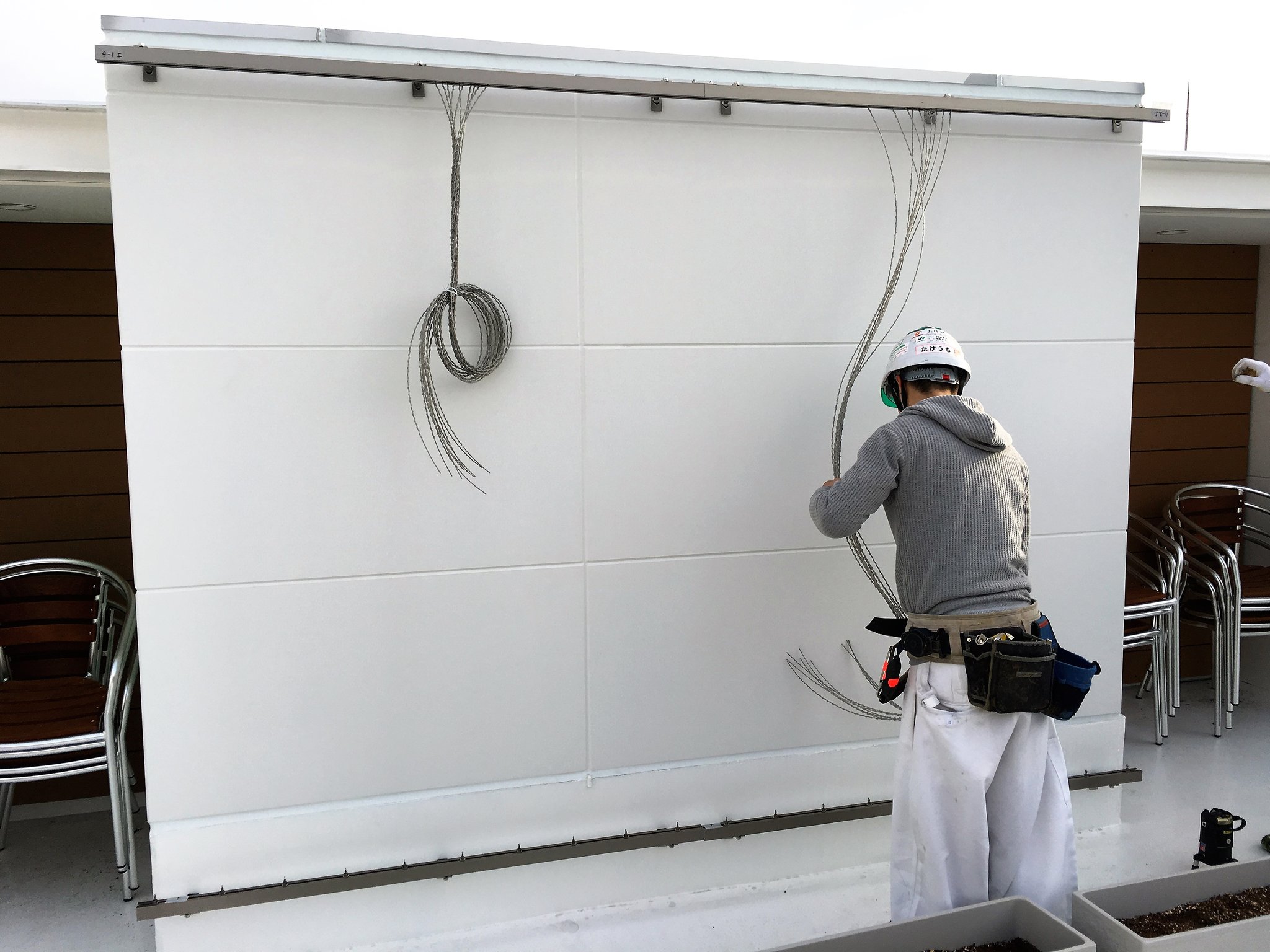 5. ワイヤーを緑化レール(上下)に設置する