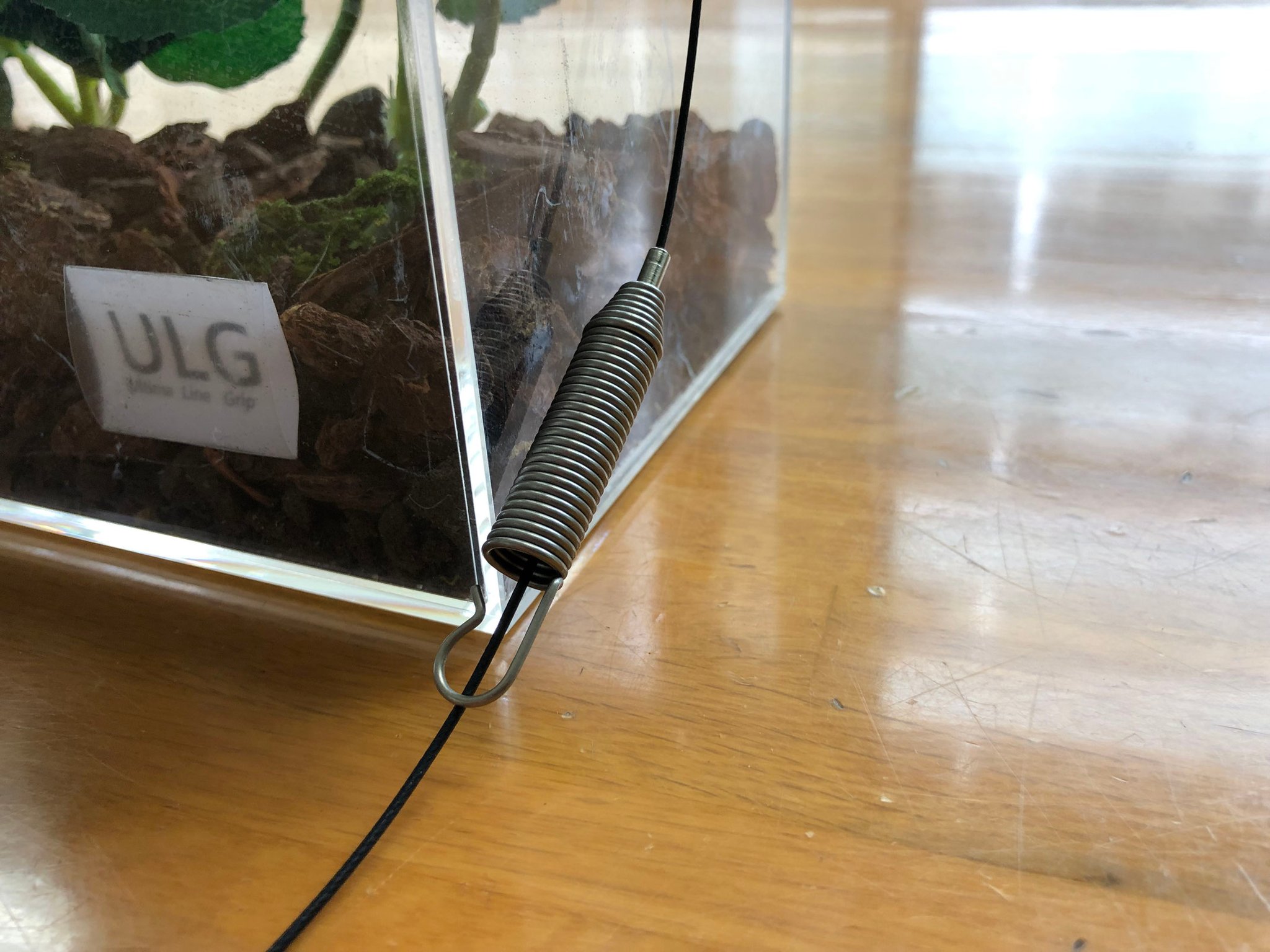 2. バネ部先端のピンへワイヤーを差し込む   