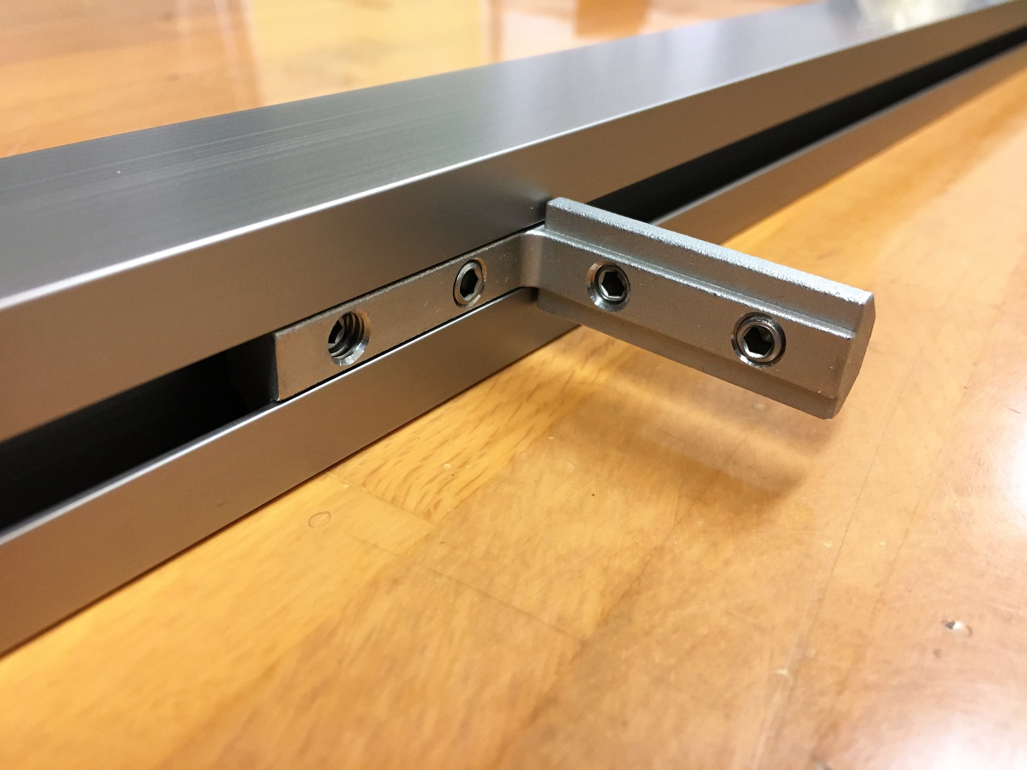 3.【横レール上端取付用】縦レールにコーナーピースをレンチで仮止めする　※取り付けレール方向を間違えないように注意する 