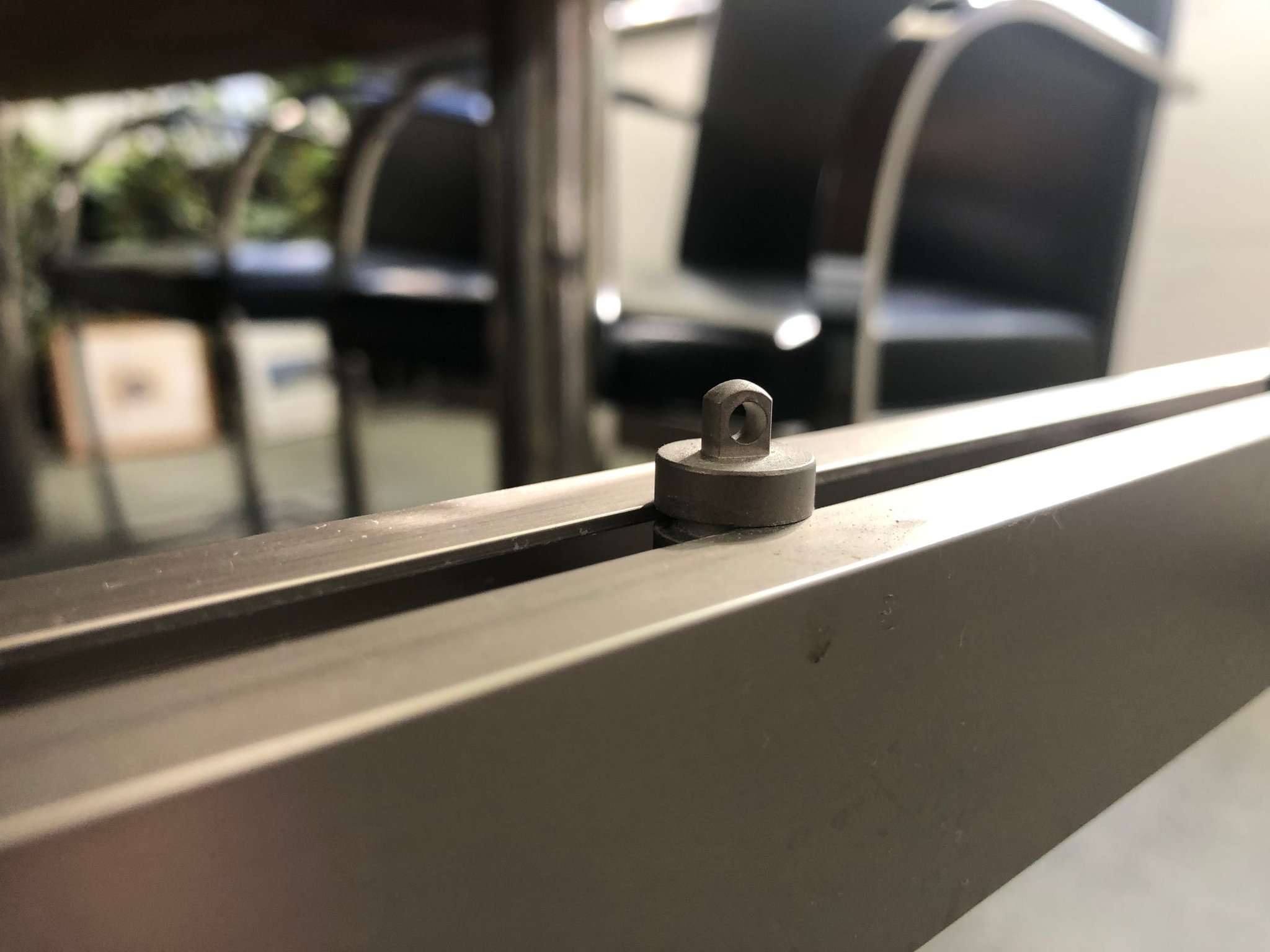  2. ディスプレイワイヤーのアタッチメント側を下端レールに取り付けておく