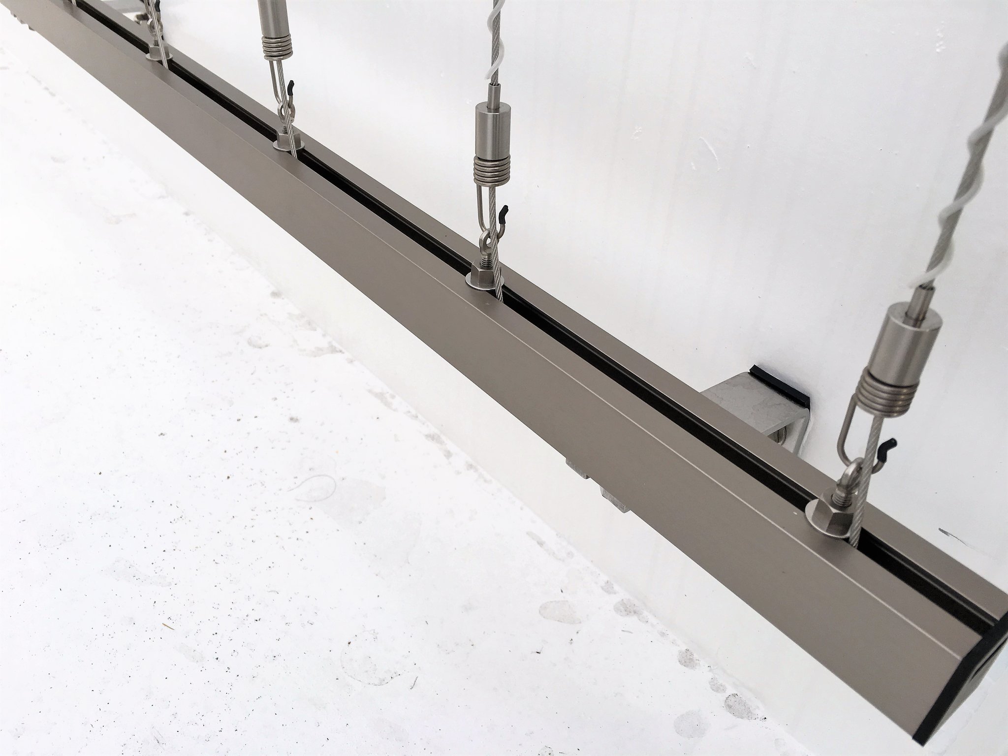 11. 余分なワイヤーは緑化レール内のスリット部に入れる