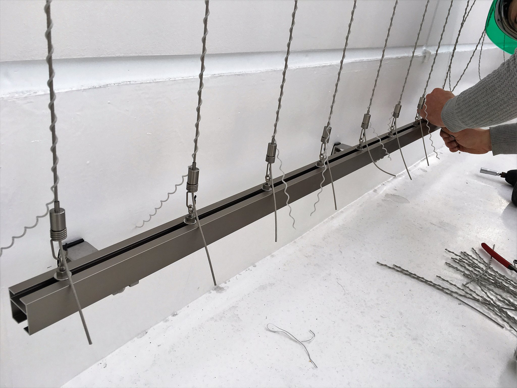 8. ワイヤーグリップを抑えながら、ワイヤーを引っ張り、テンションをかける