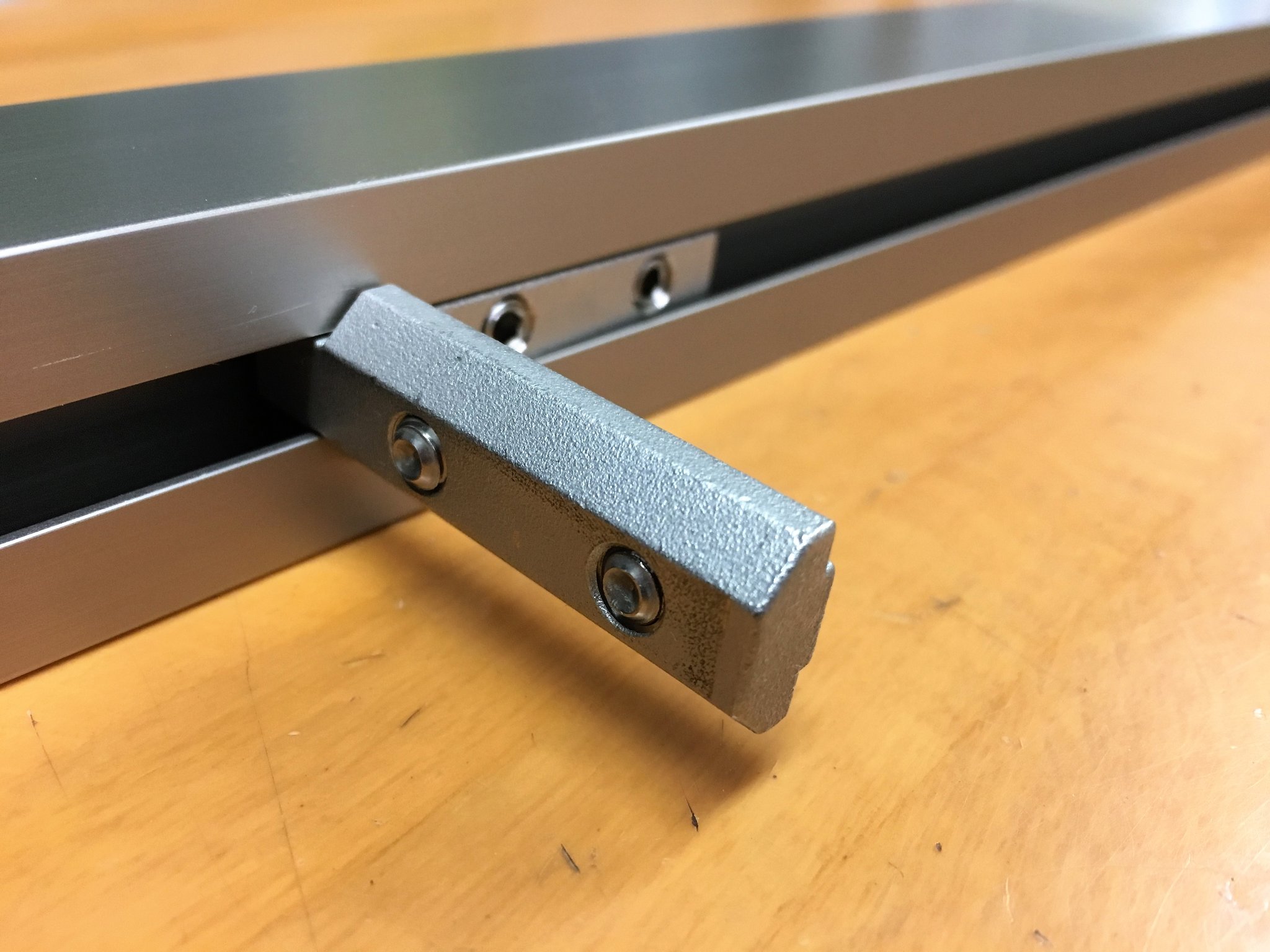 4.【横レール下端取付用】縦レールにコーナーピースをレンチで仮止めする　※取り付けレール方向を間違えないように注意する 