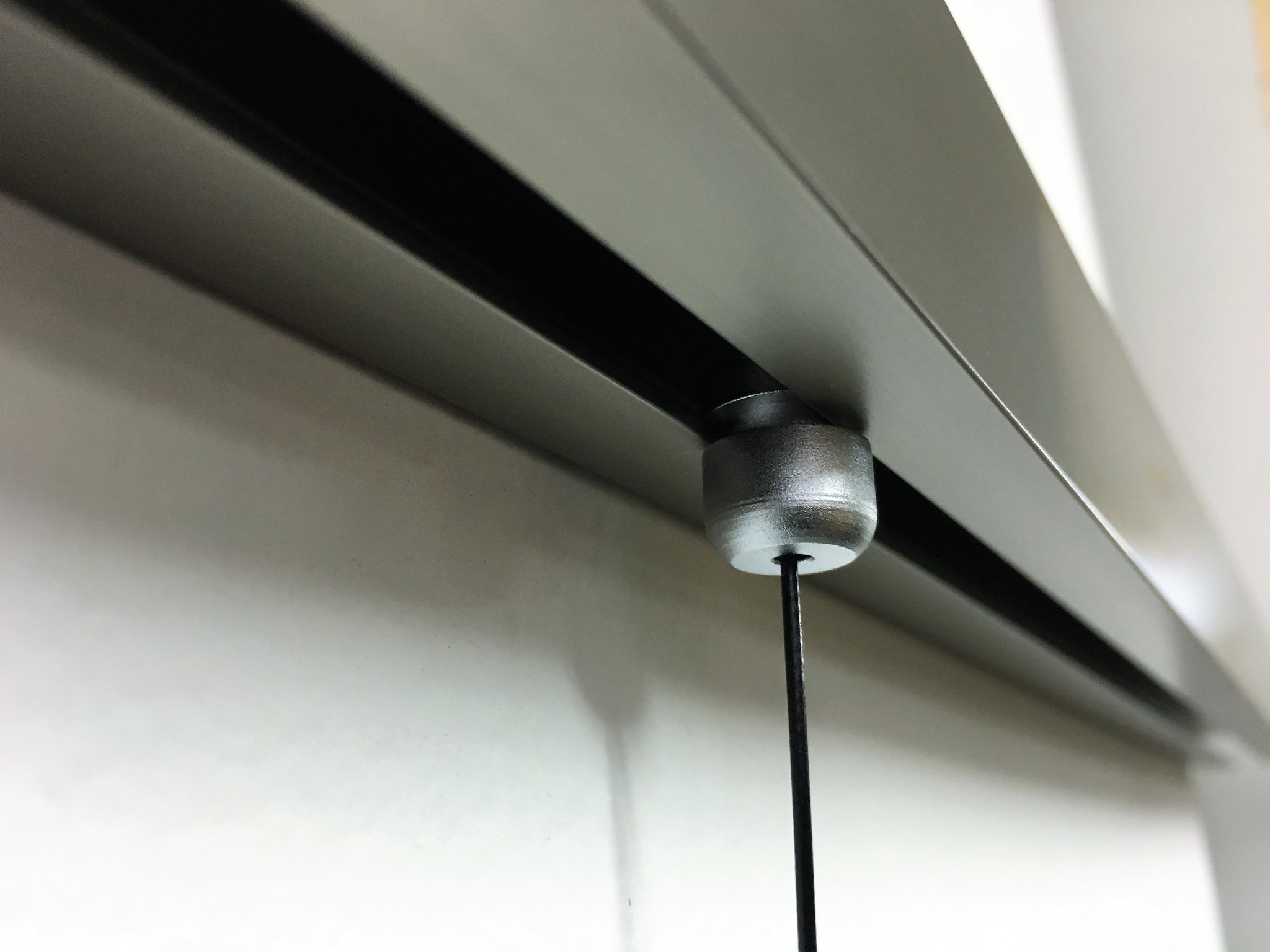 2. ディスプレイワイヤー＋アタッチメントを上端の横レールに取り付けておく 