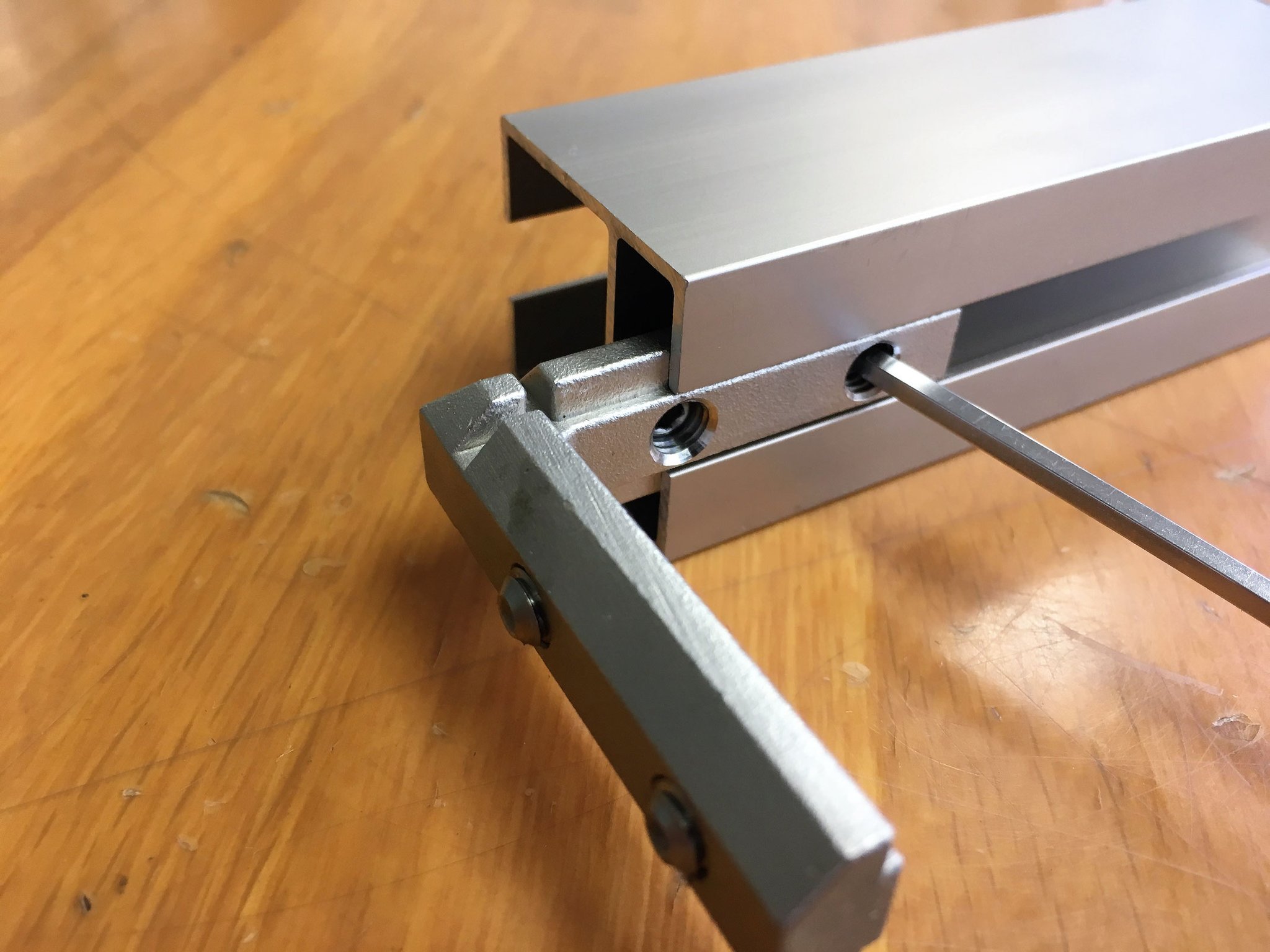 3. 縦レールにコーナーピースを六角レンチで仮止めする。※取り付けレール方向を間違えないように注意する