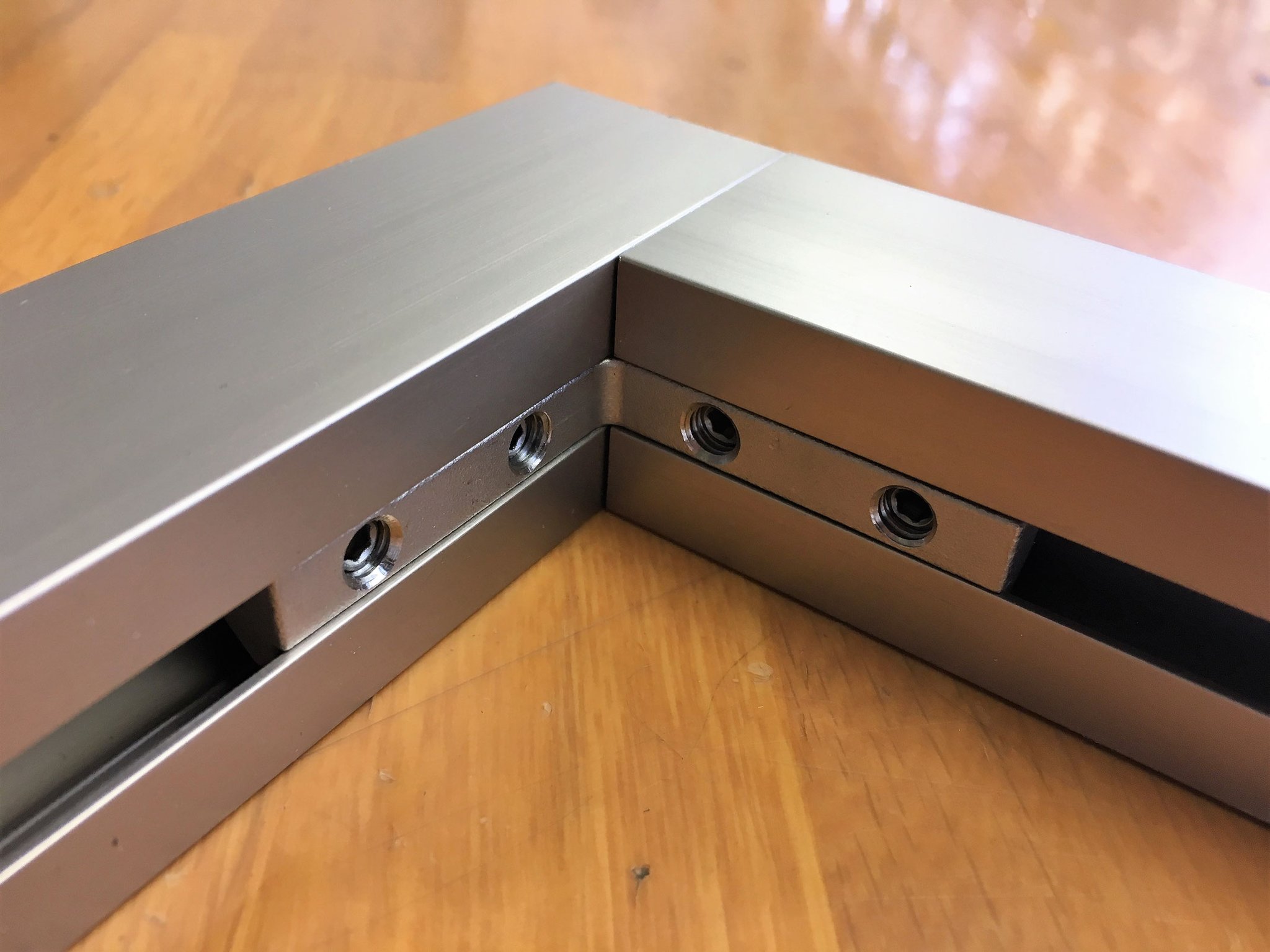 4. 縦レールを横レールに差し入れ、コーナーピースを六角レンチで止める。その際、レール同士にズレがない様にする 