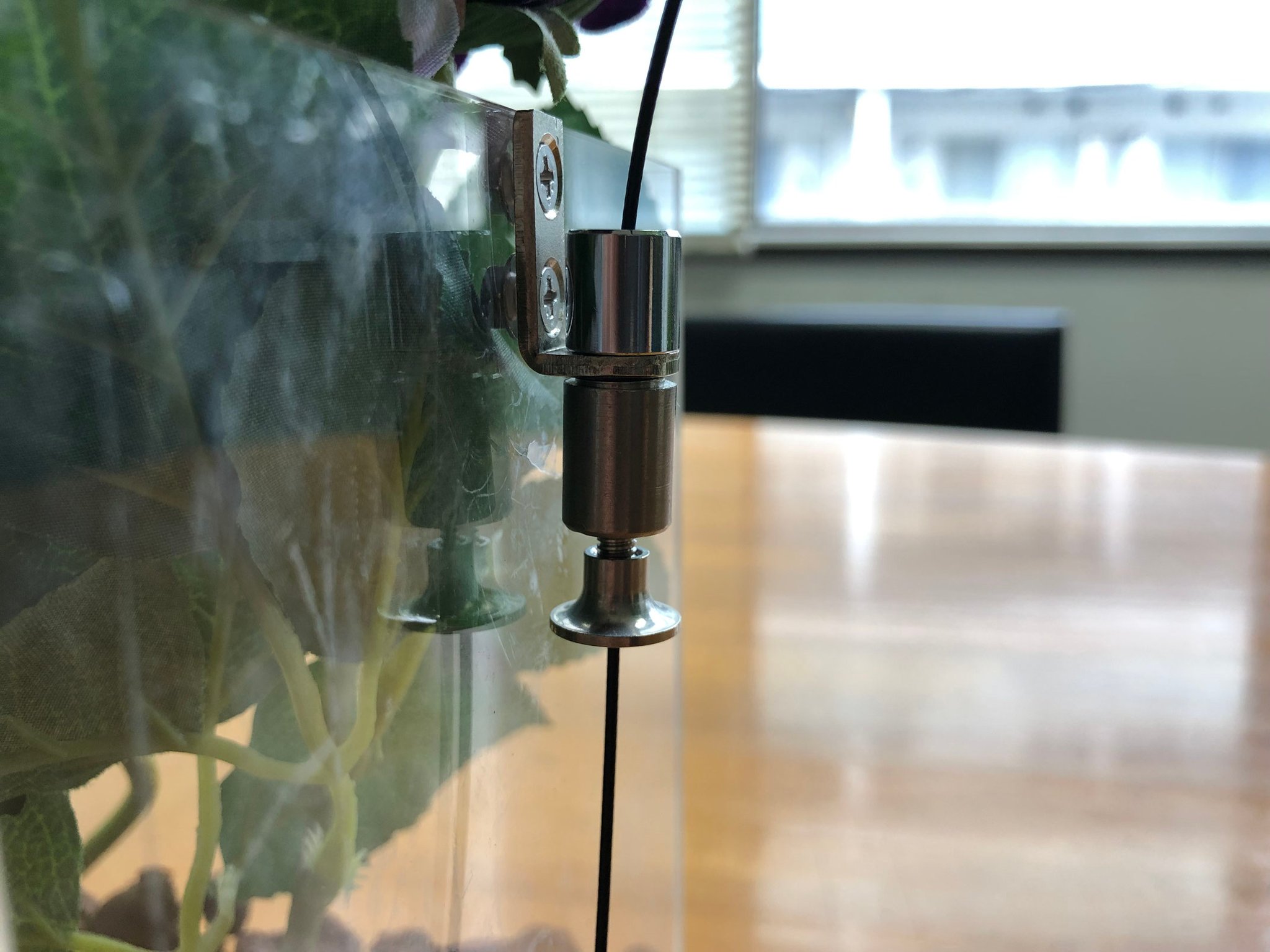 4. ハンギングケースのグリップにワイヤーを差しこむ