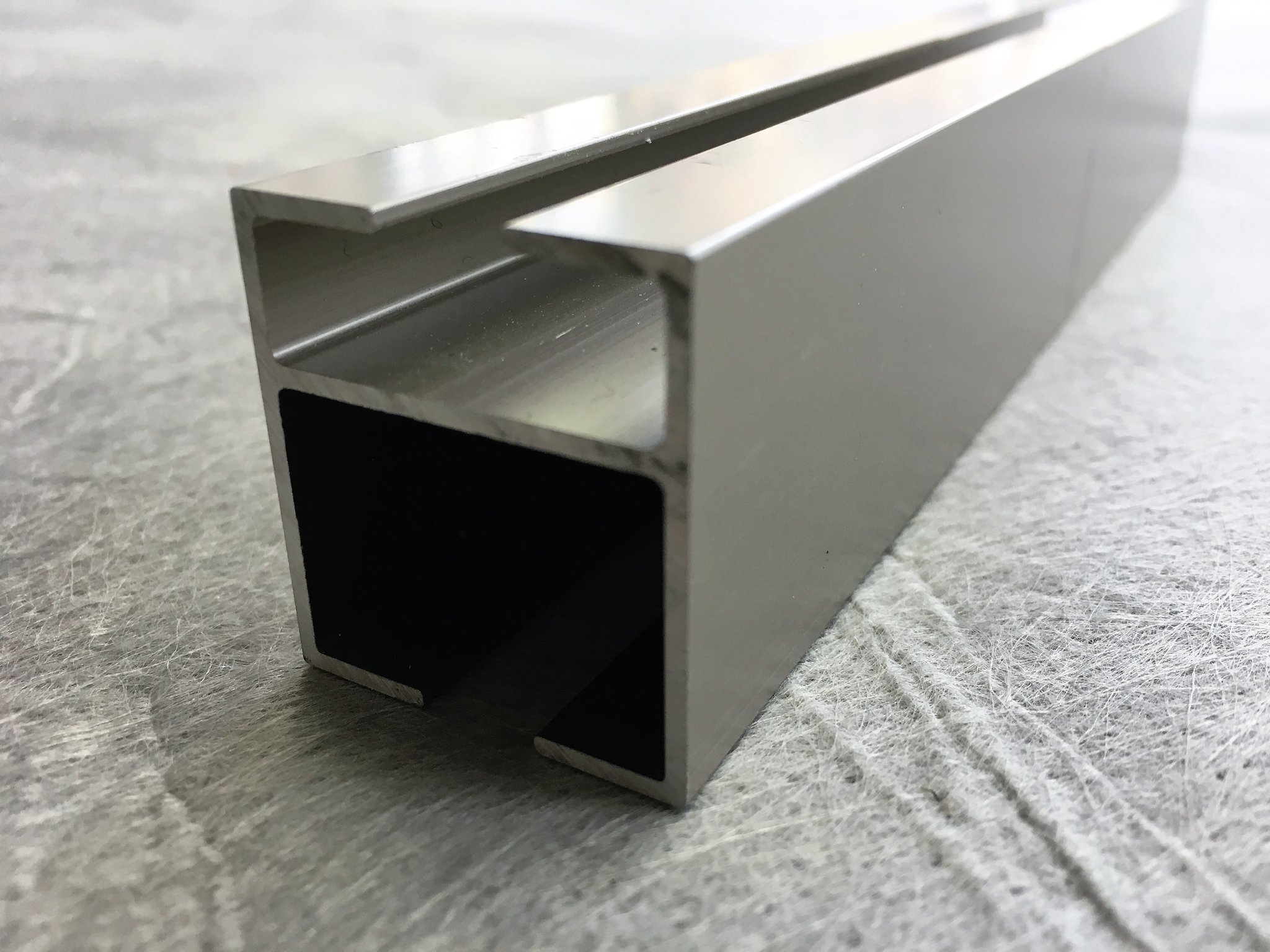 1. レールを取付ける位置を決め、下地の位置を確認し、ビスが効く場所にしっかり止めます。上端、下端同様に取付ける。  ※ 取り付ける場所の下地の材質や構造によって、使用するビスの種類が異なりますので、ビスは付属しておりません。 取付カ所の構造に適合する市販品をご用意下さい。 