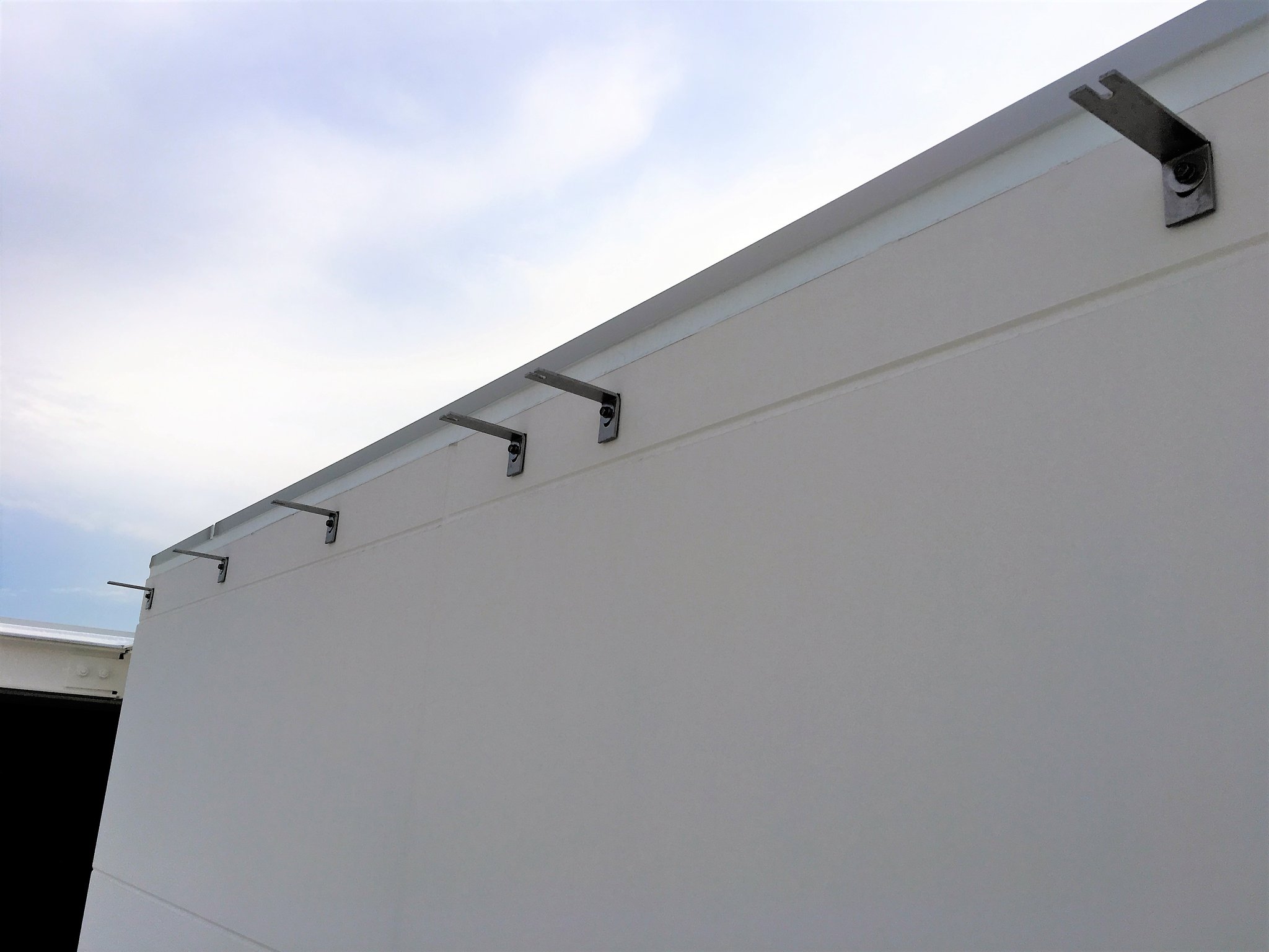  1. 設置箇所にL型ブラケットをアンカーボルトで設置する