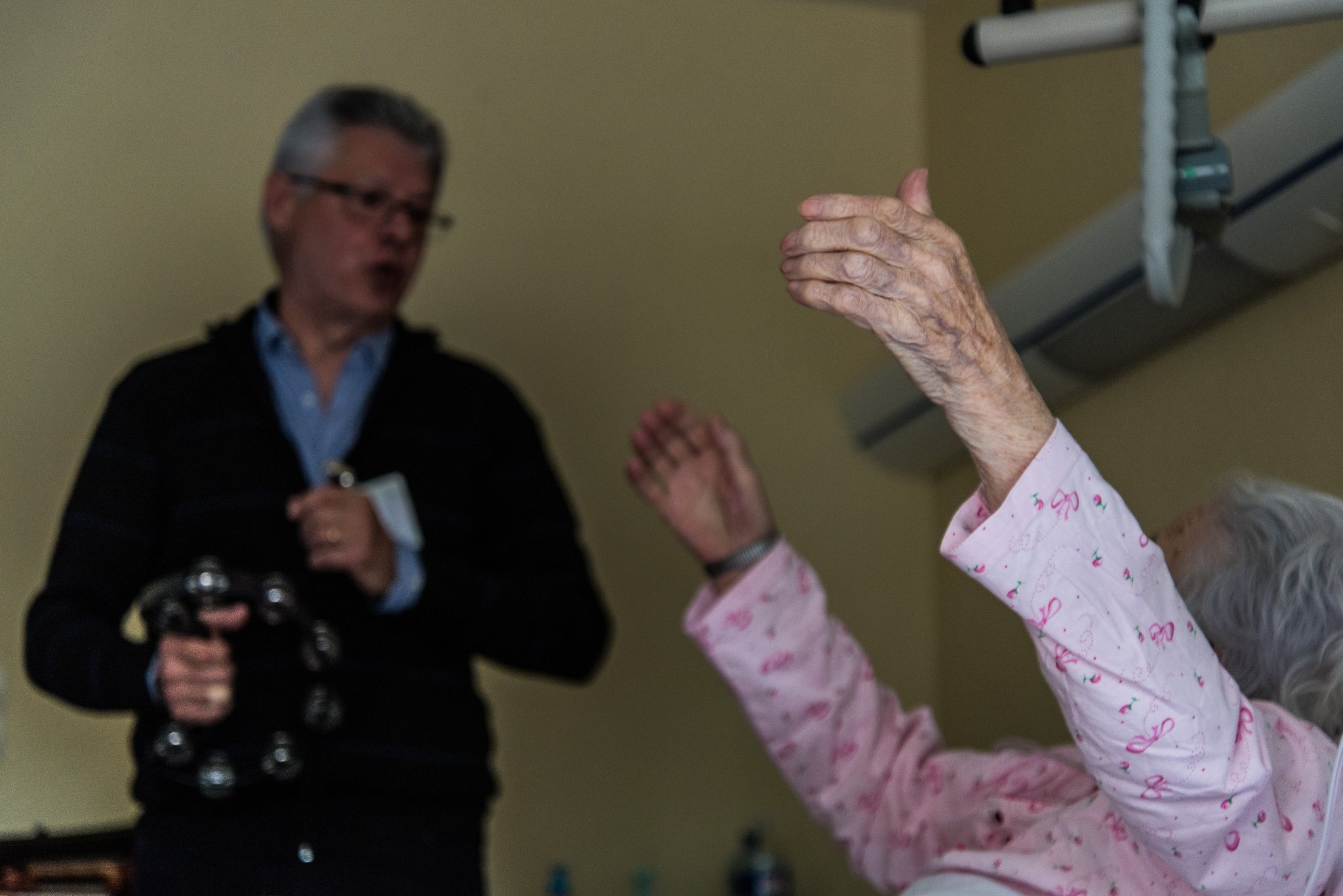 Après quelques minutes la patiente se sent revivre et danse des mains