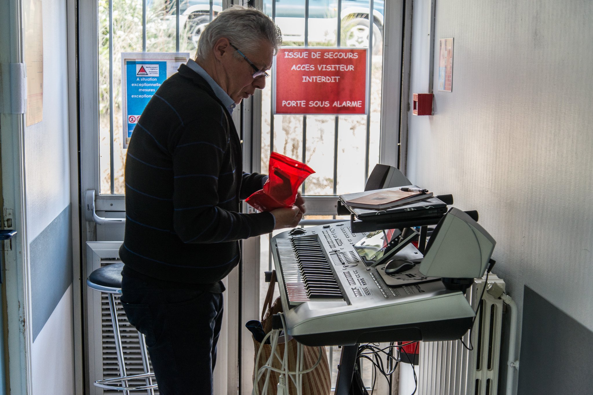 Installation du matériel avant d’aller à la rencontre des patients